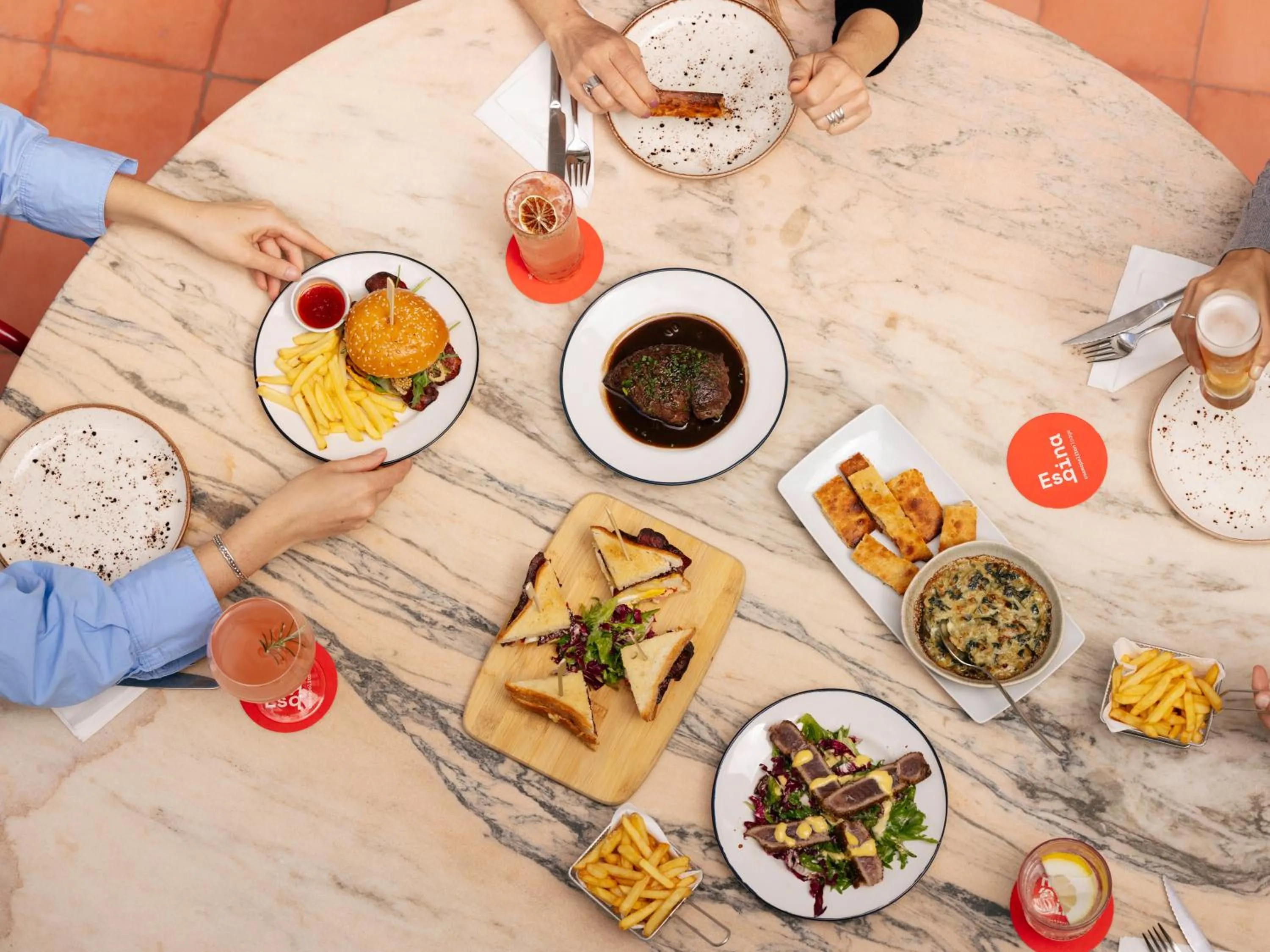 Food and drinks in Esqina Cosmopolitan Lodge