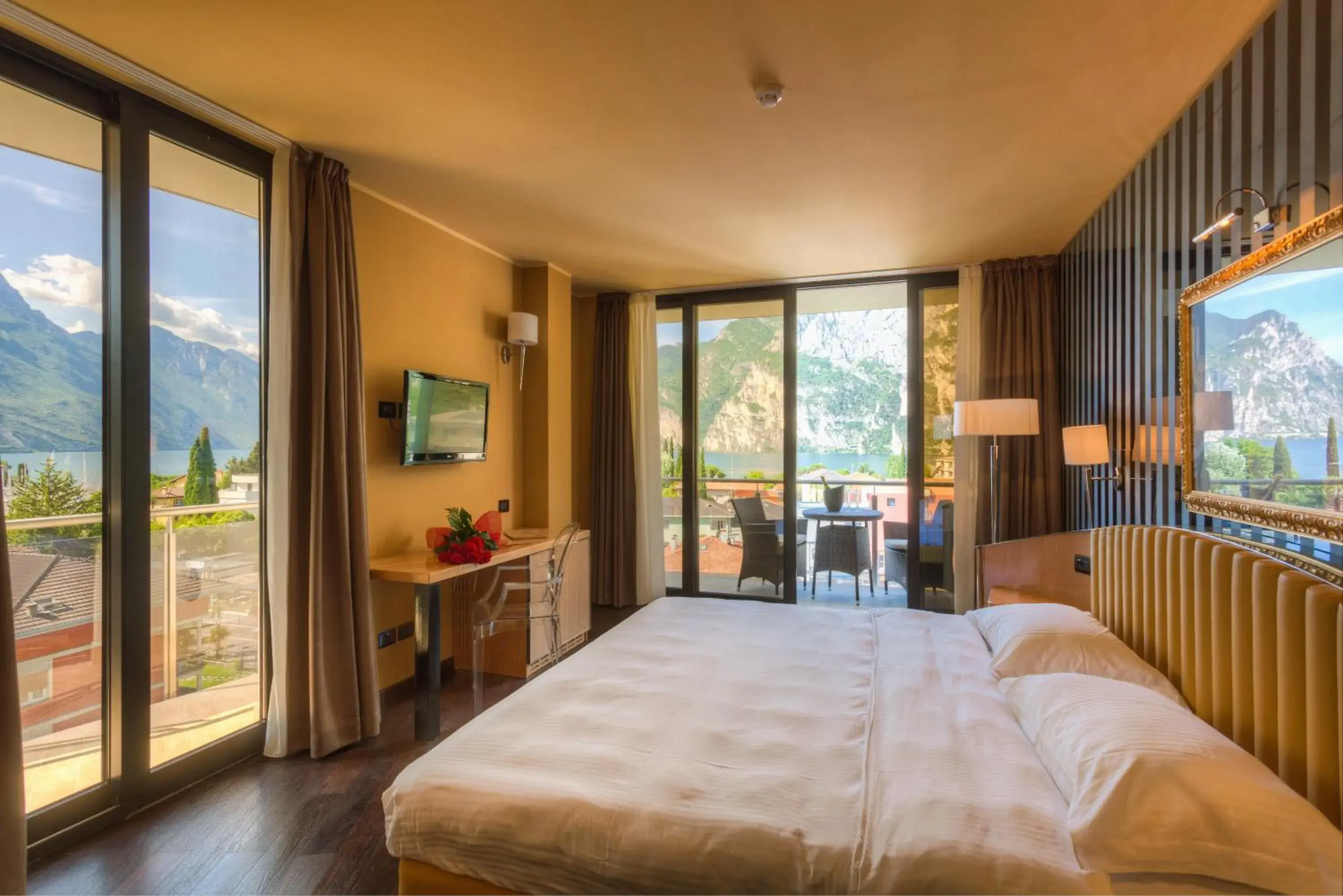 Junior Suite with Lake View and Balcony in Garda Suite Hotel - Tonelli Hotels Junior Suite with Lake View and Balcony in Garda Suite Hotel - Tonelli Hotels