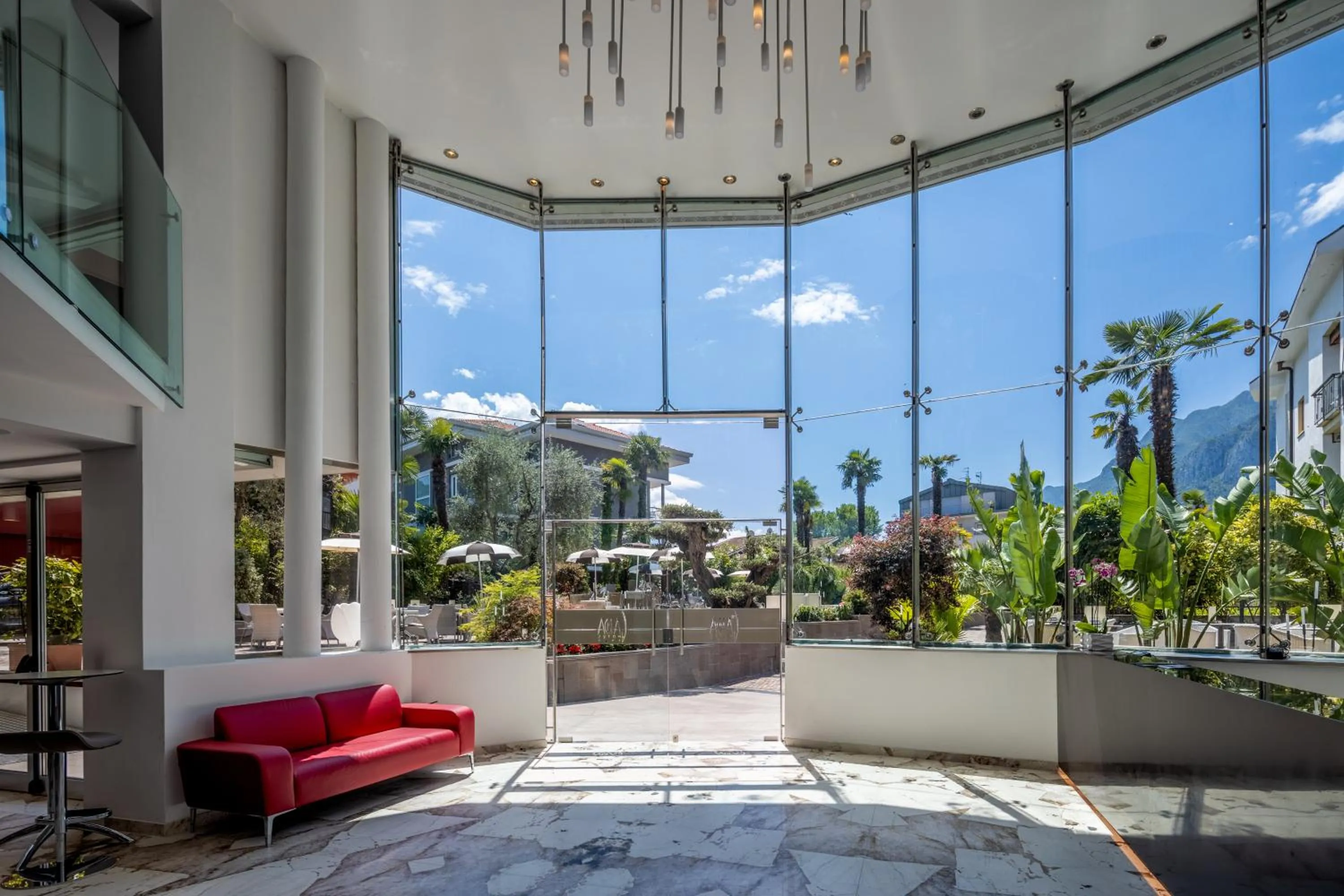 Lobby or reception in Garda Suite Hotel - Tonelli Hotels