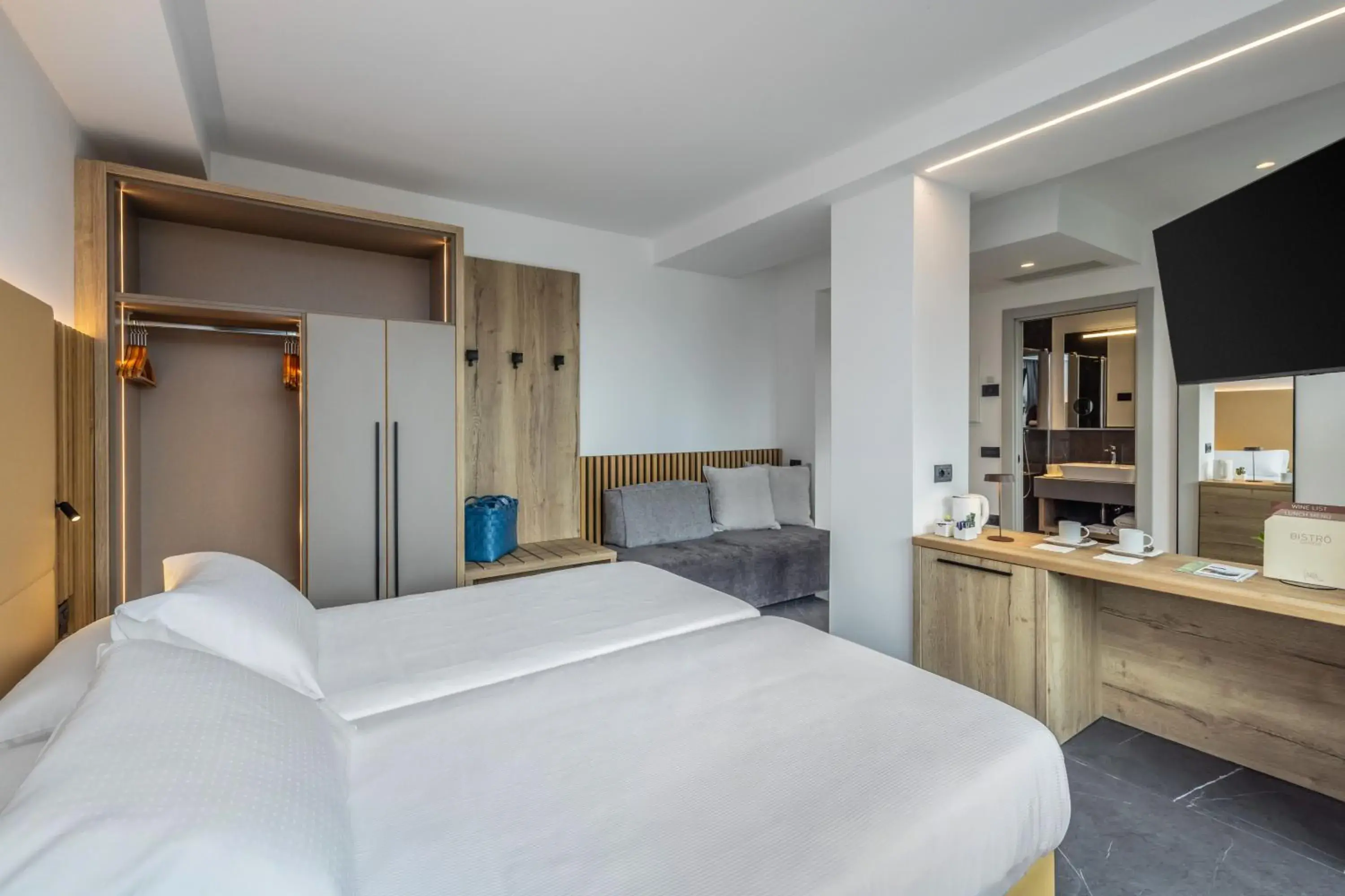 Superior Large Double Room with Balcony in Garda Suite Hotel - Tonelli Hotels Superior Large Double Room with Balcony in Garda Suite Hotel - Tonelli Hotels