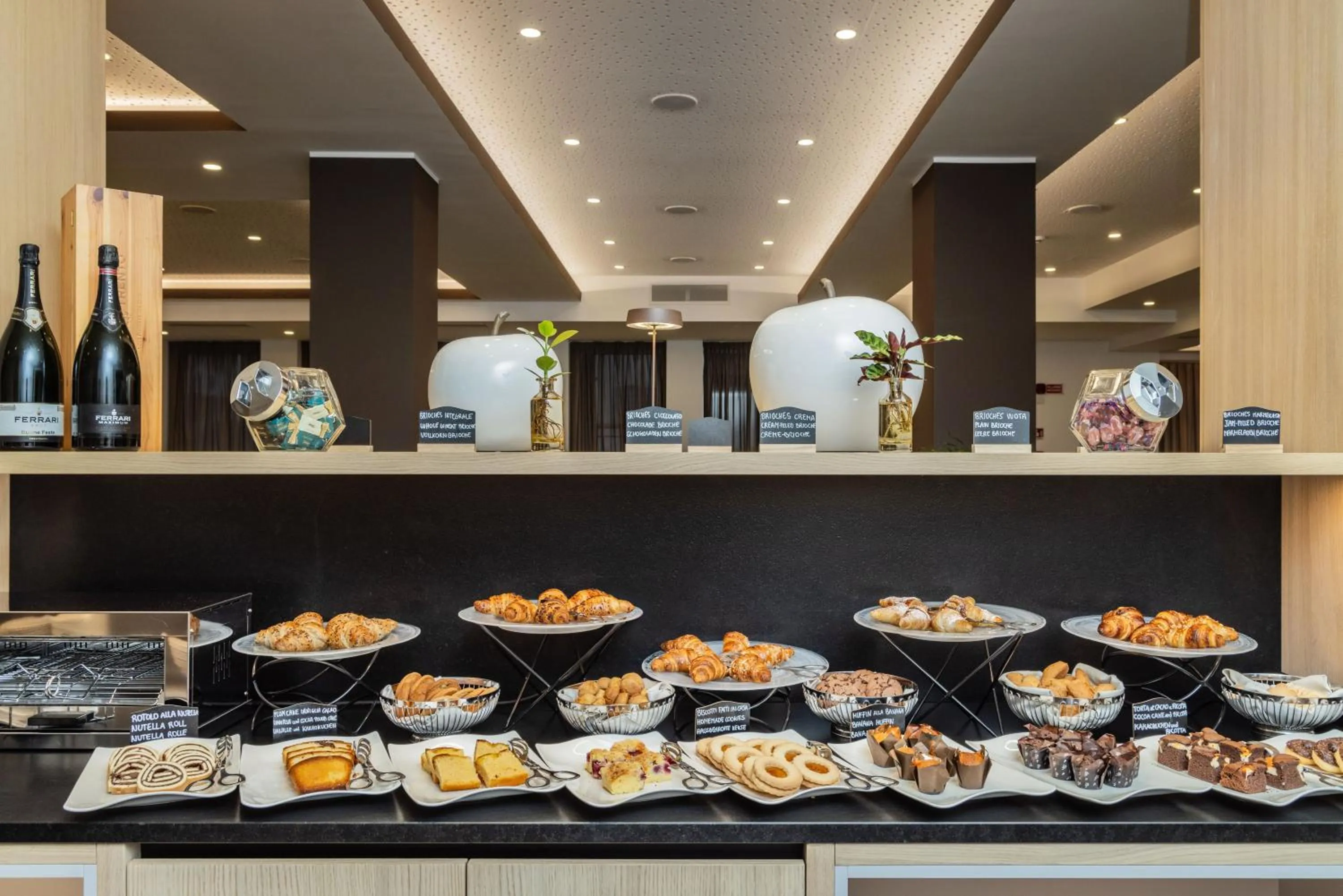 Breakfast in Garda Suite Hotel - Tonelli Hotels