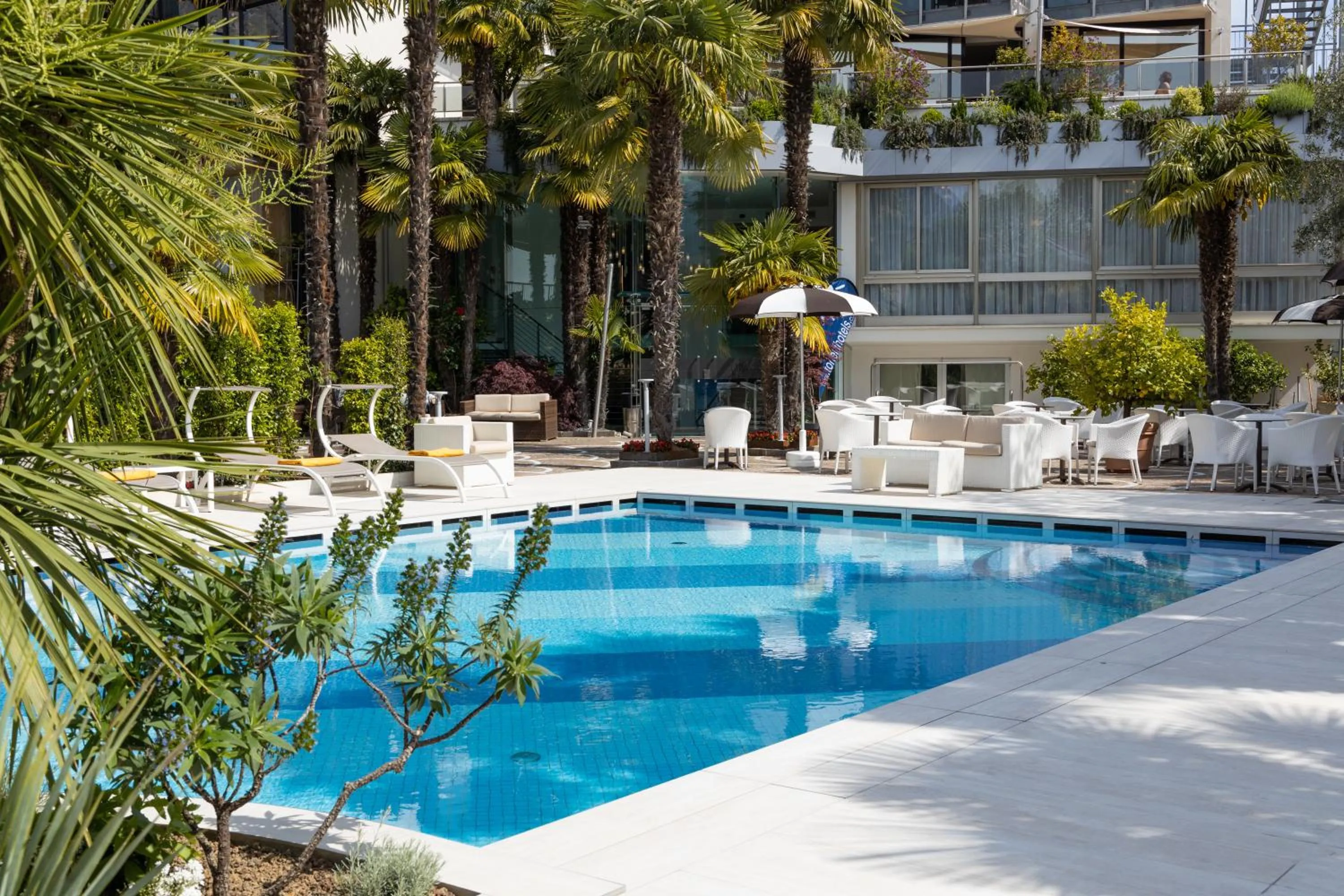 Swimming pool in Garda Suite Hotel - Tonelli Hotels