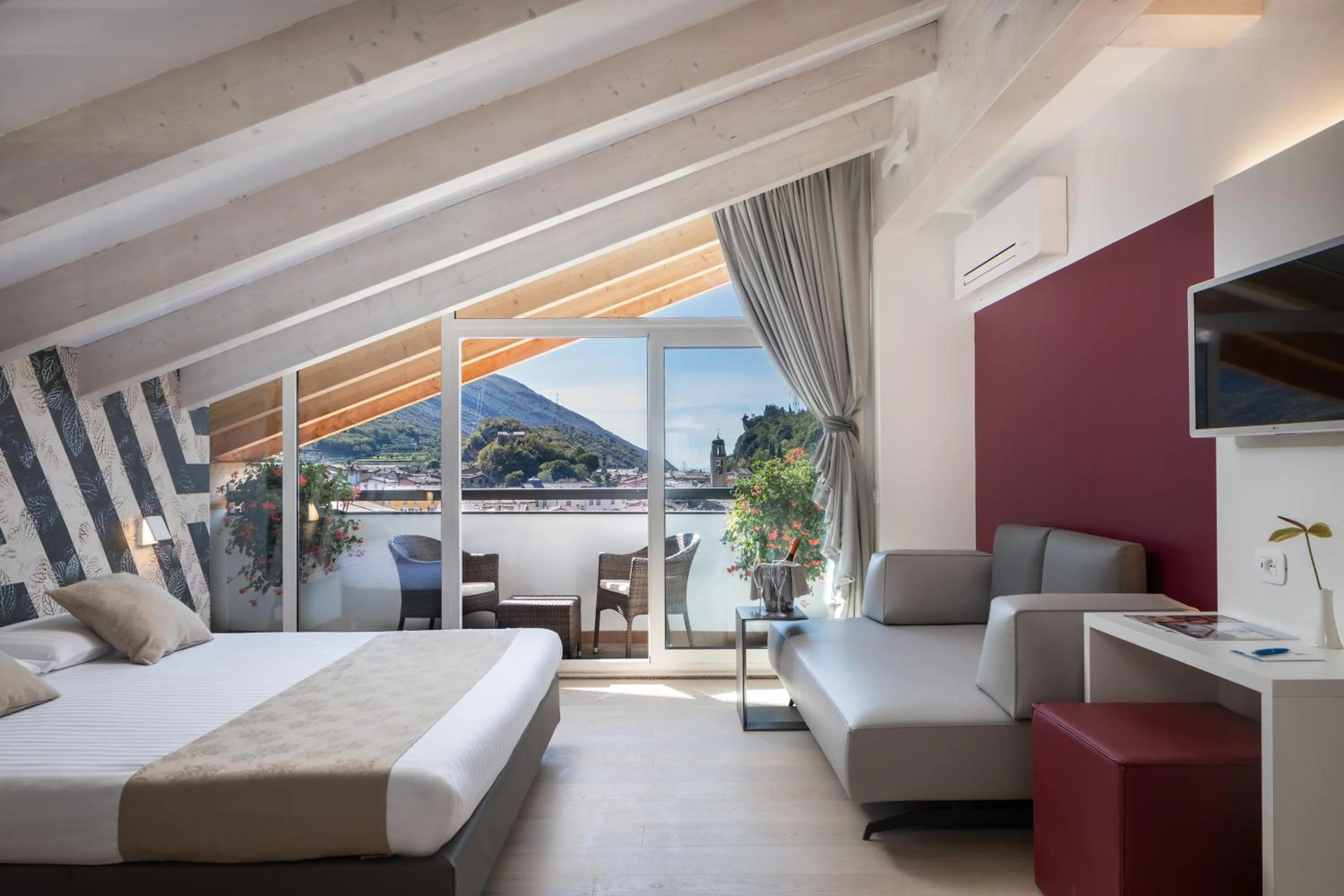 Bedroom, Bed in Hotel Continental - Tonelli Hotels