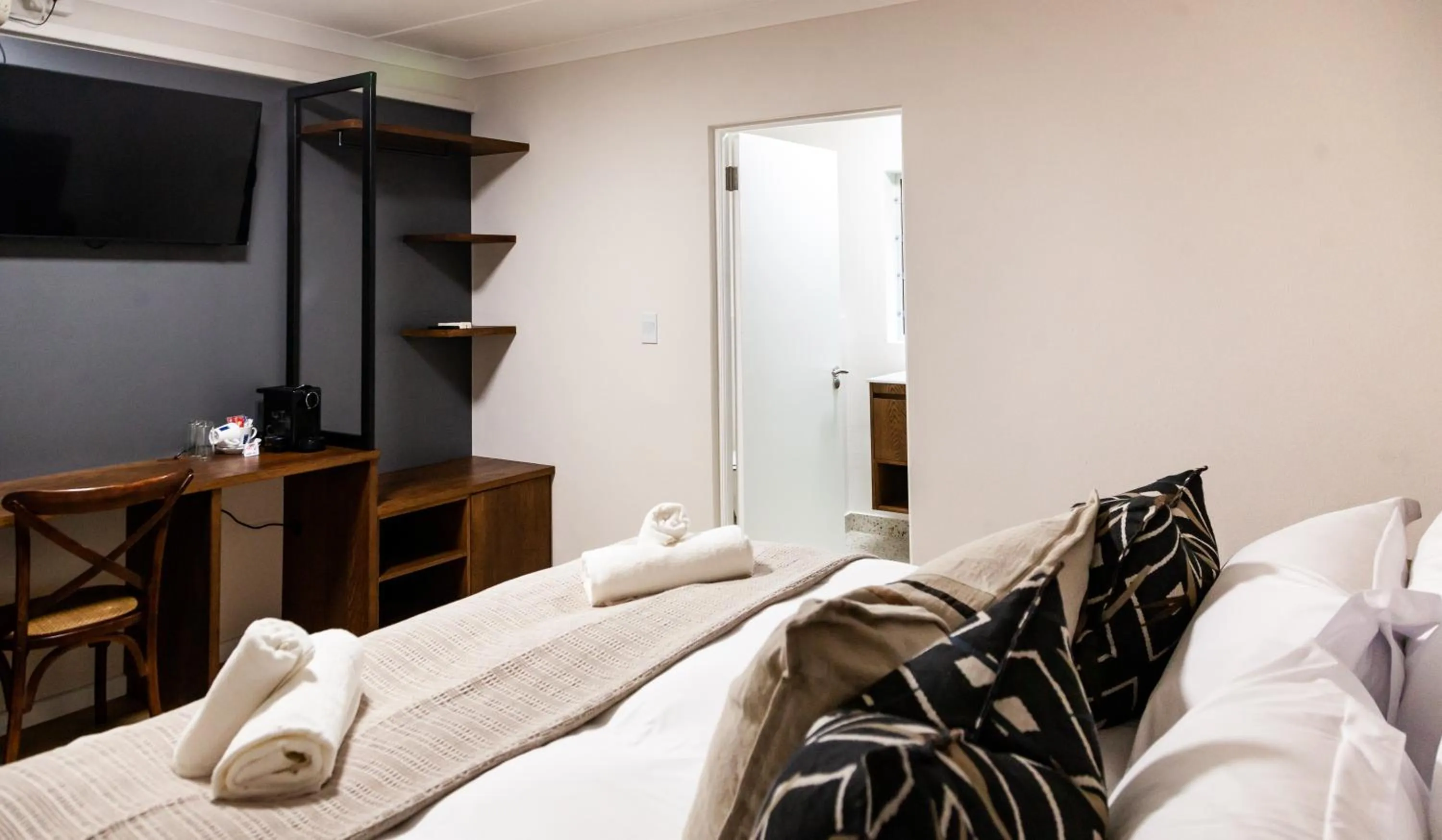 Property building, Bed in Skinkikofi Guest House