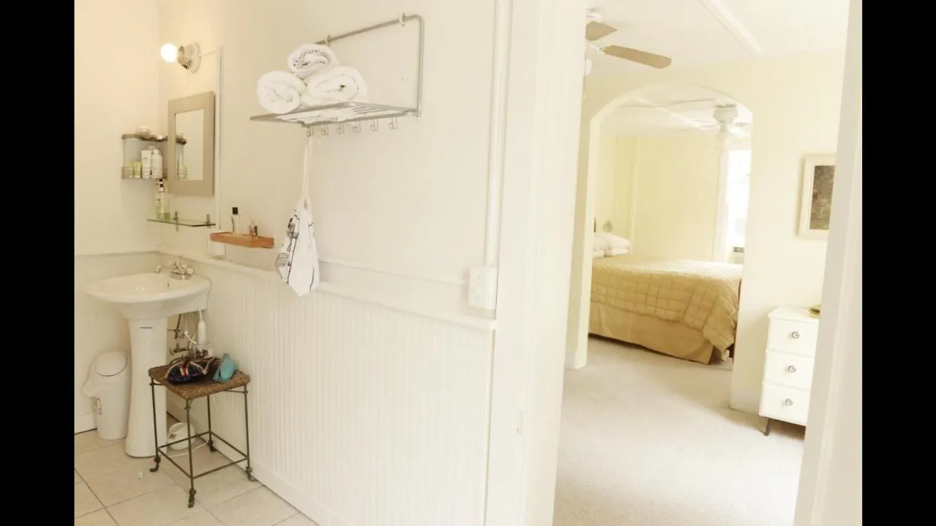 Bathroom, Bed in The Woodbine Inn