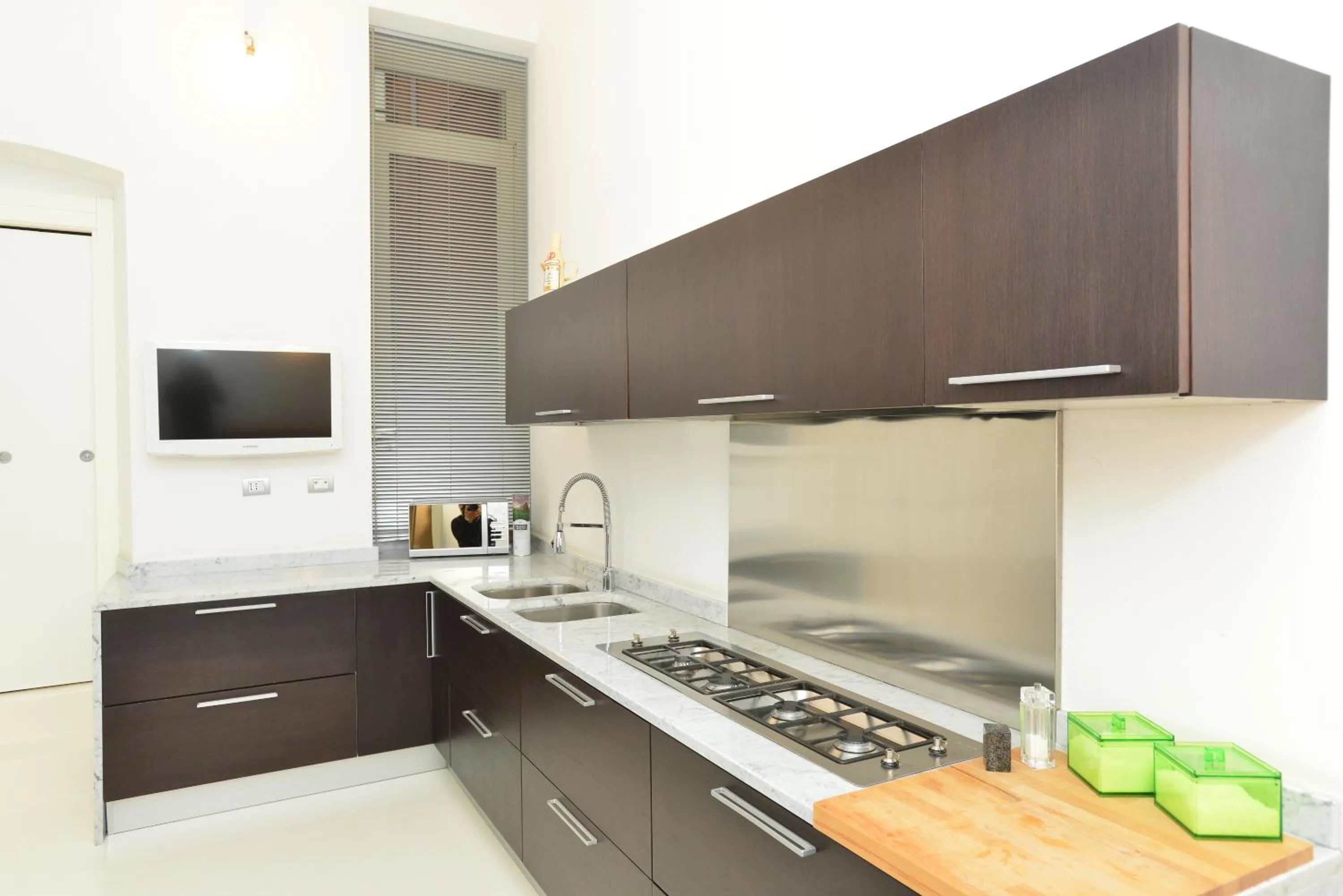 Kitchen or kitchenette in IzzHome Dsign