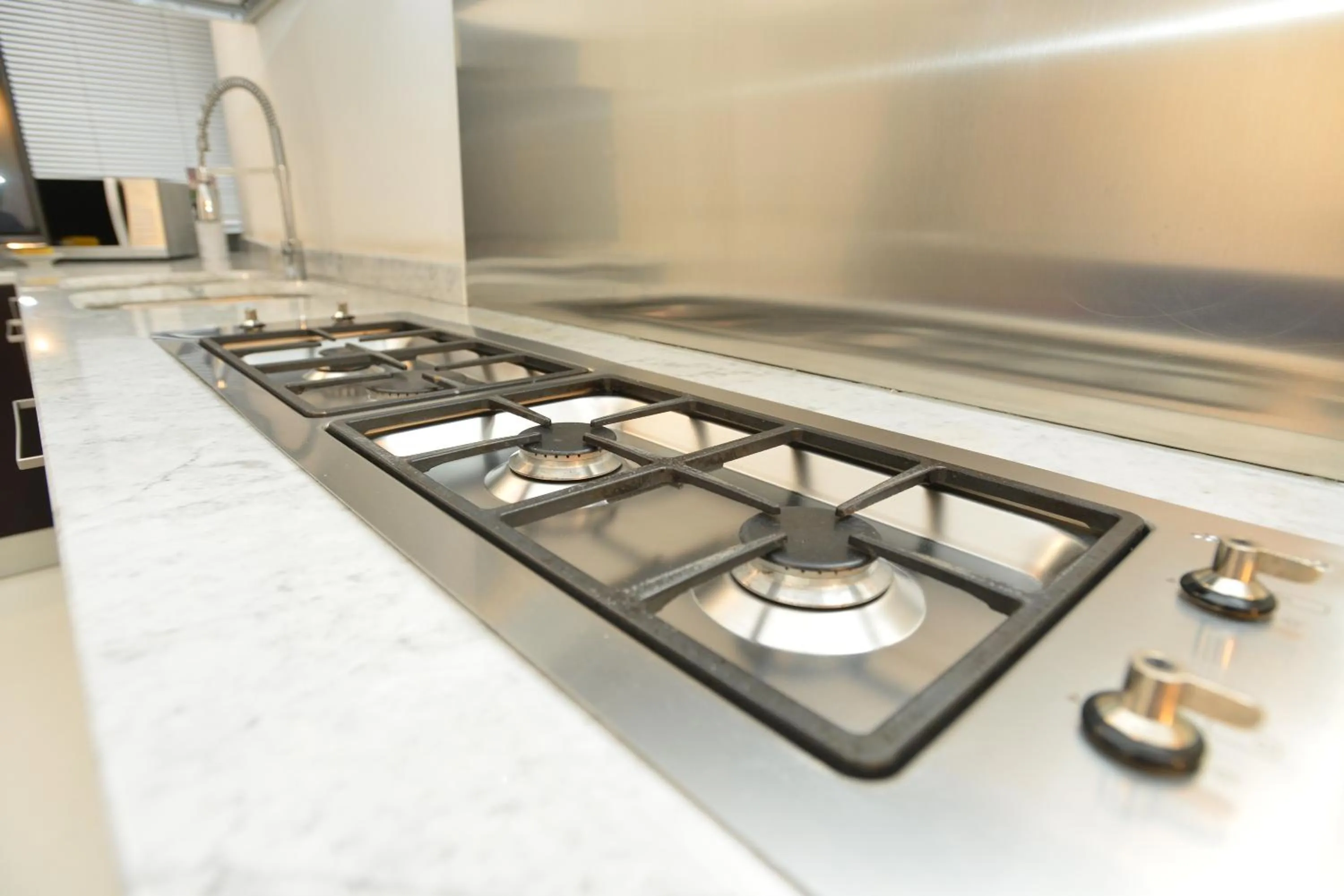 Kitchen or kitchenette in IzzHome Dsign