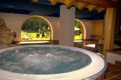 Hot Tub in Eco Wellness Hotel Notre Maison
