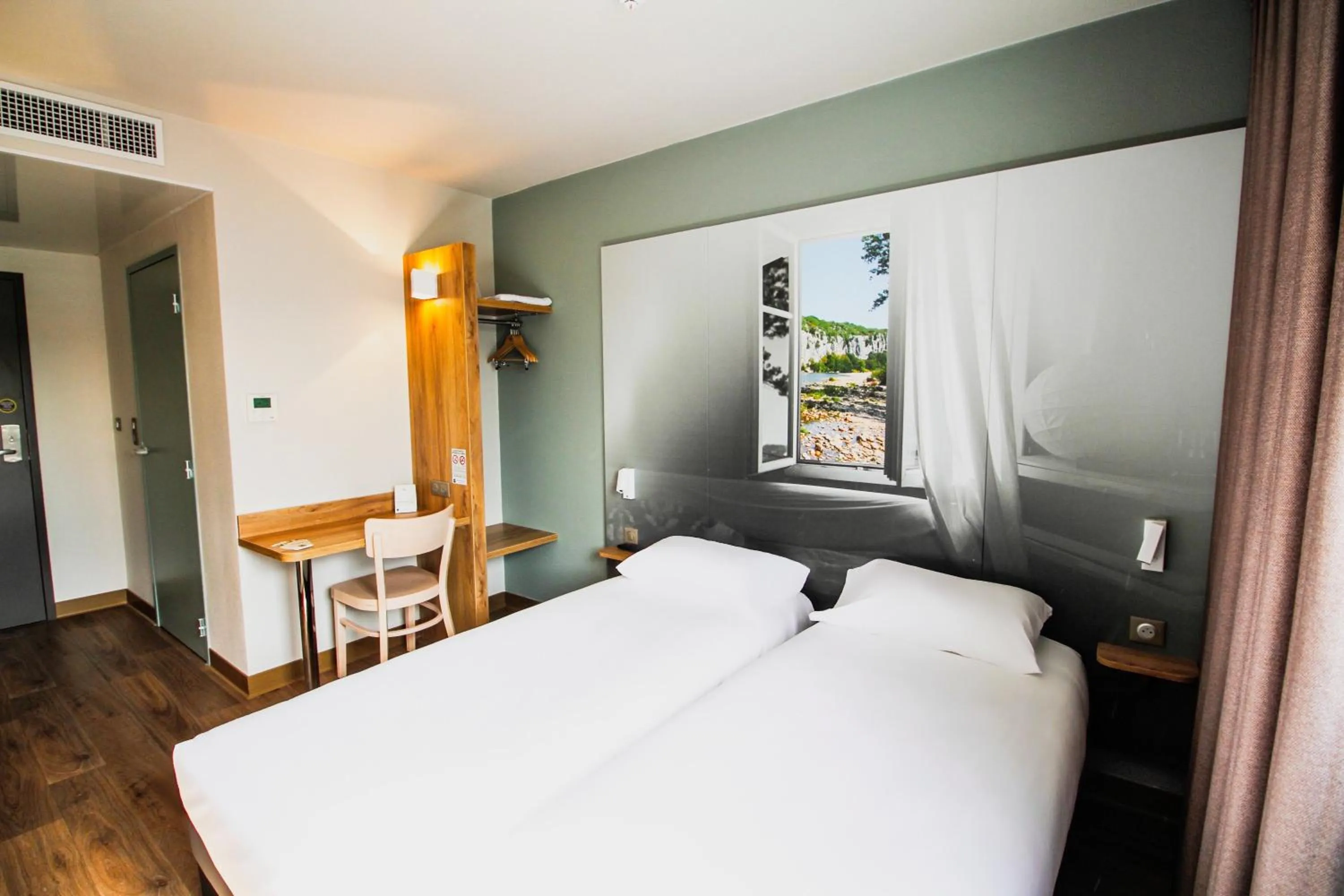 Bed in B&B HOTEL Montélimar Sud