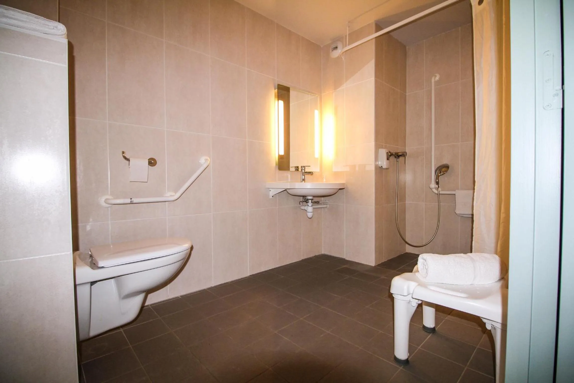 Shower in B&B HOTEL Montélimar Sud