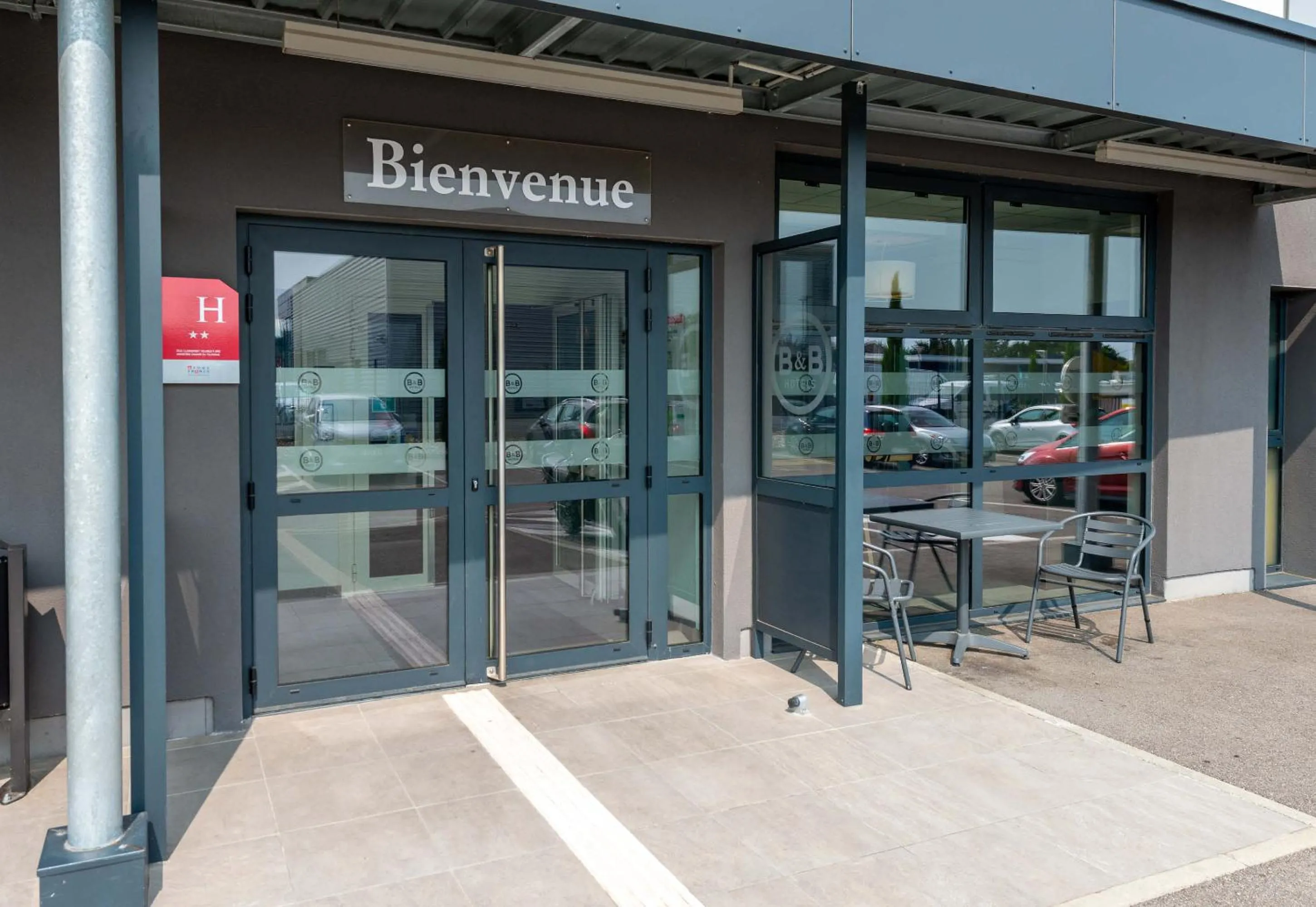 Facade/entrance in B&B HOTEL Montélimar Sud