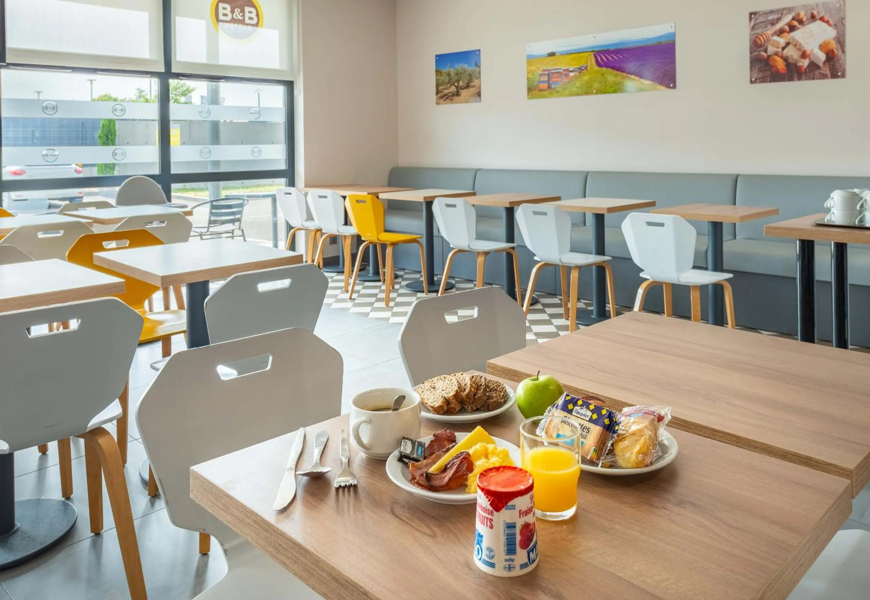 Restaurant/places to eat in B&B HOTEL Montélimar Sud