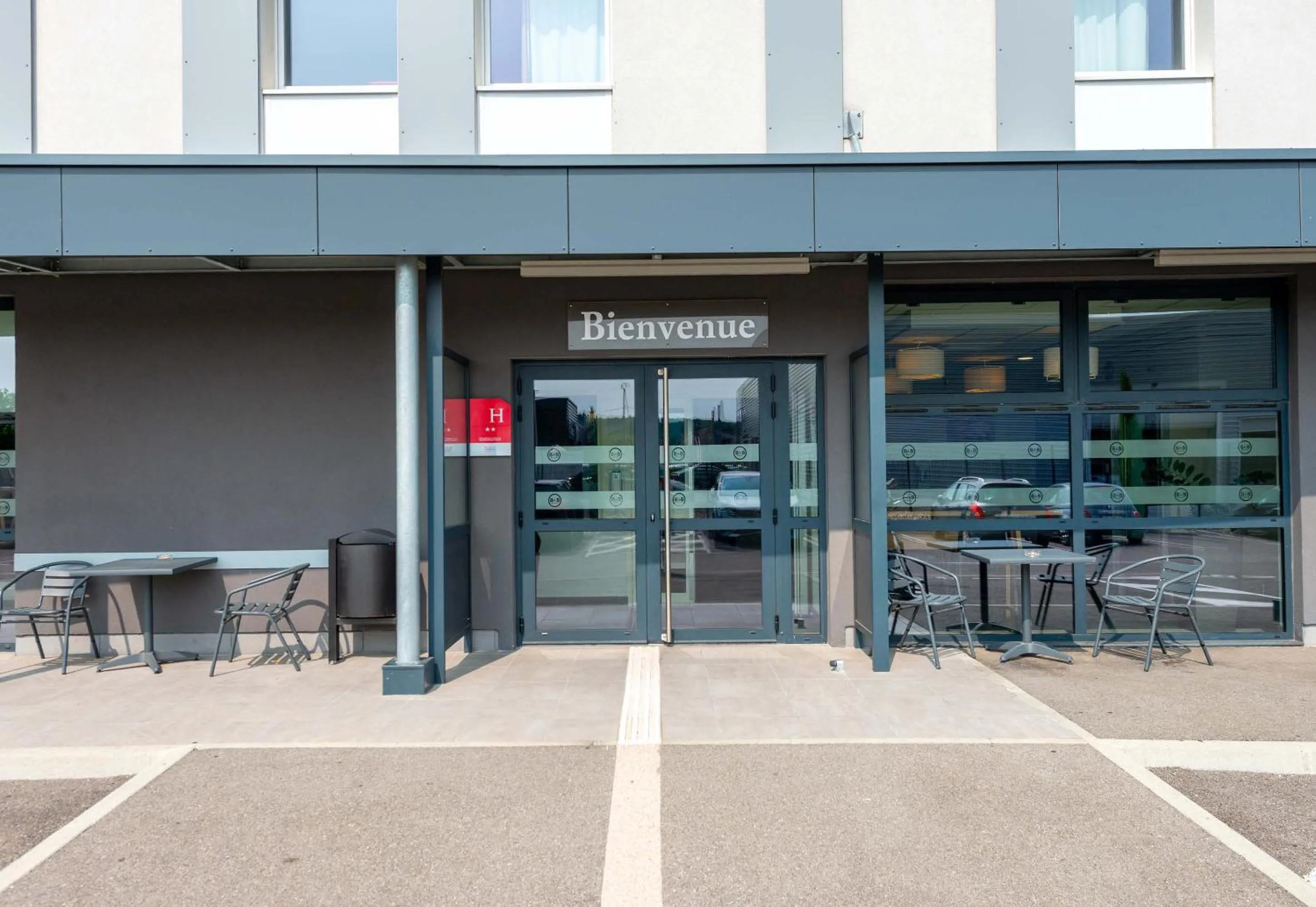 Facade/entrance in B&B HOTEL Montélimar Sud