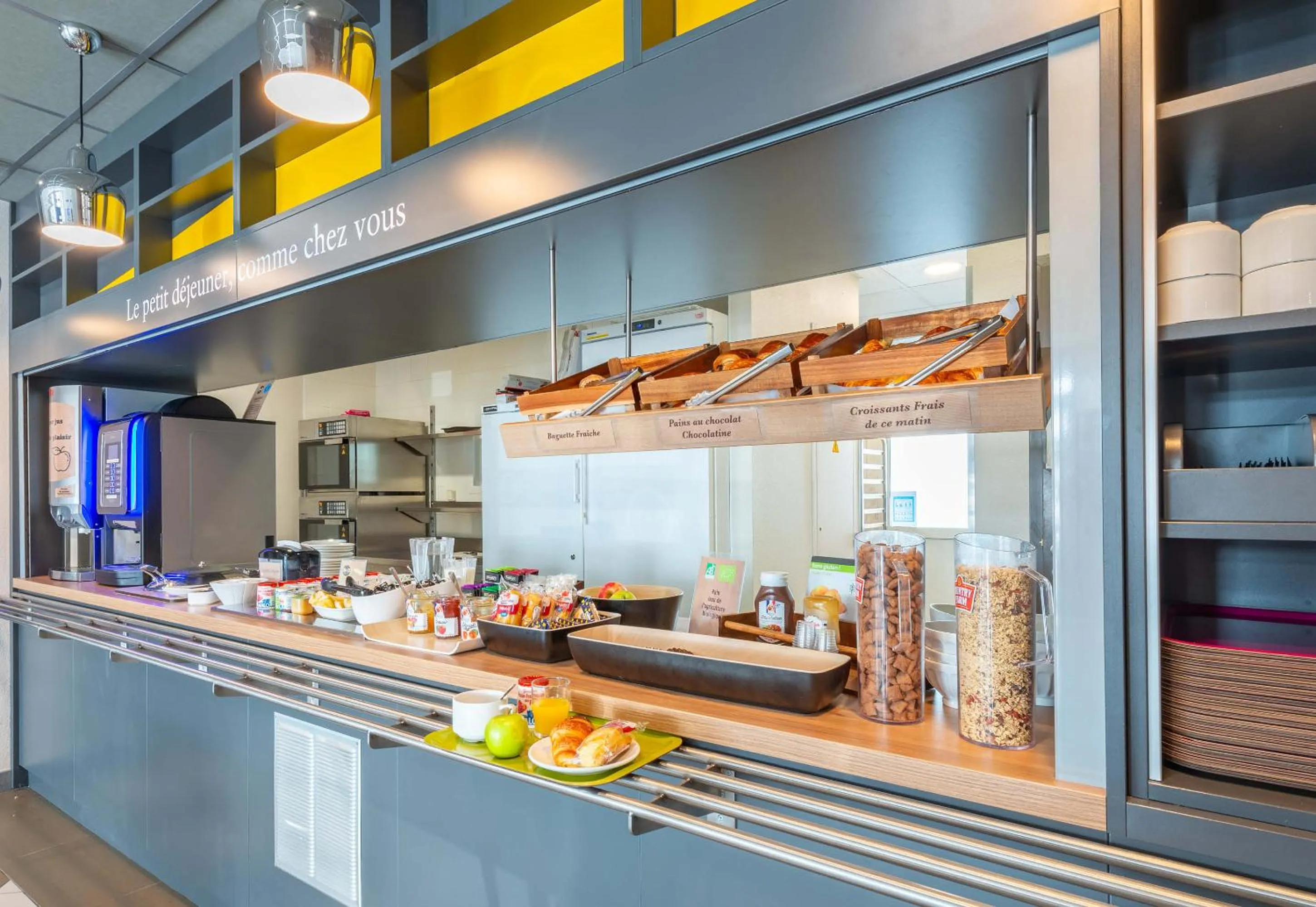 Buffet breakfast in B&B HOTEL Montélimar Sud