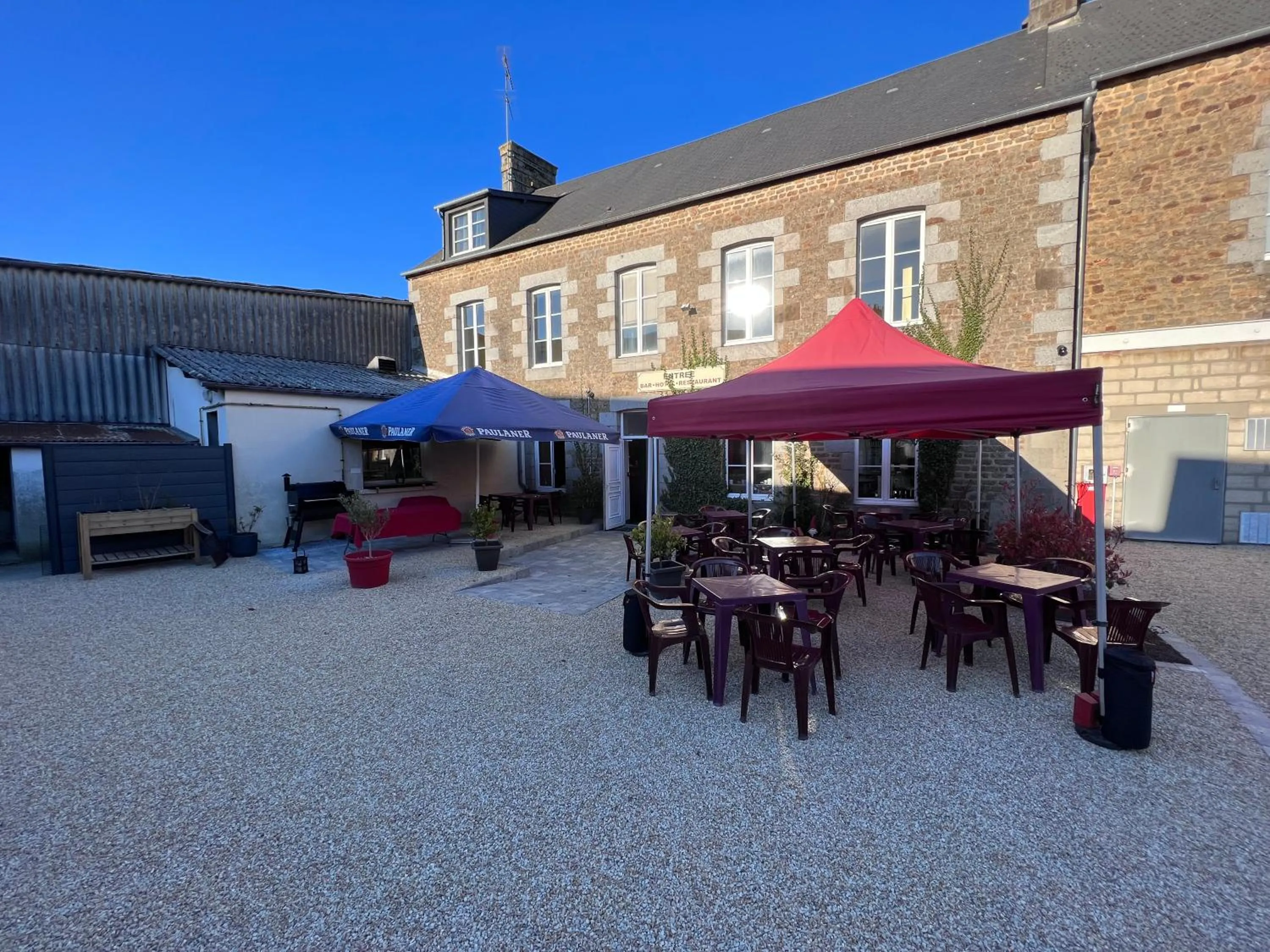 Property building in Au Père Tranquille