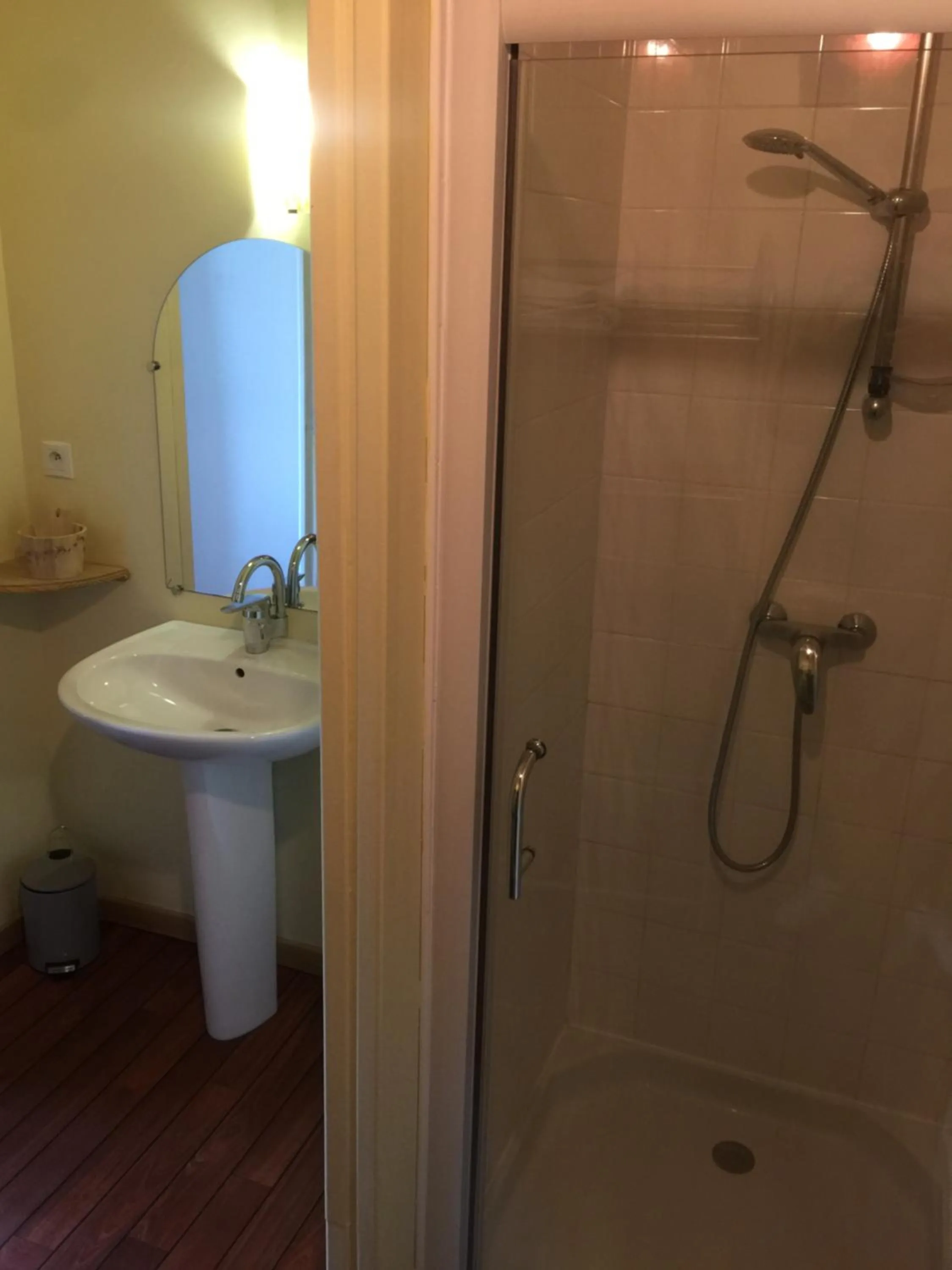 Shower in Au Père Tranquille