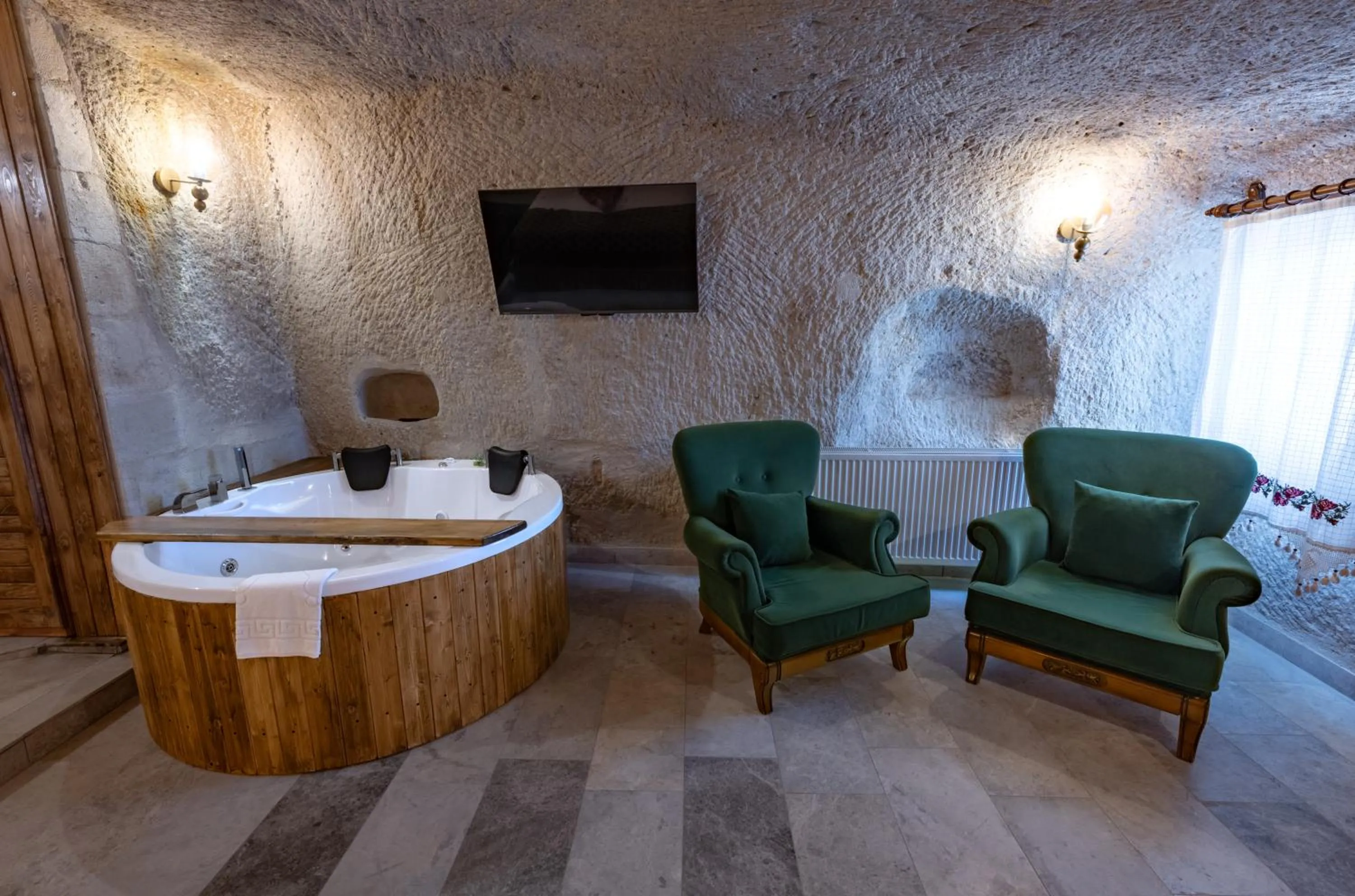 Hot Tub in Gedik Cave Hotel