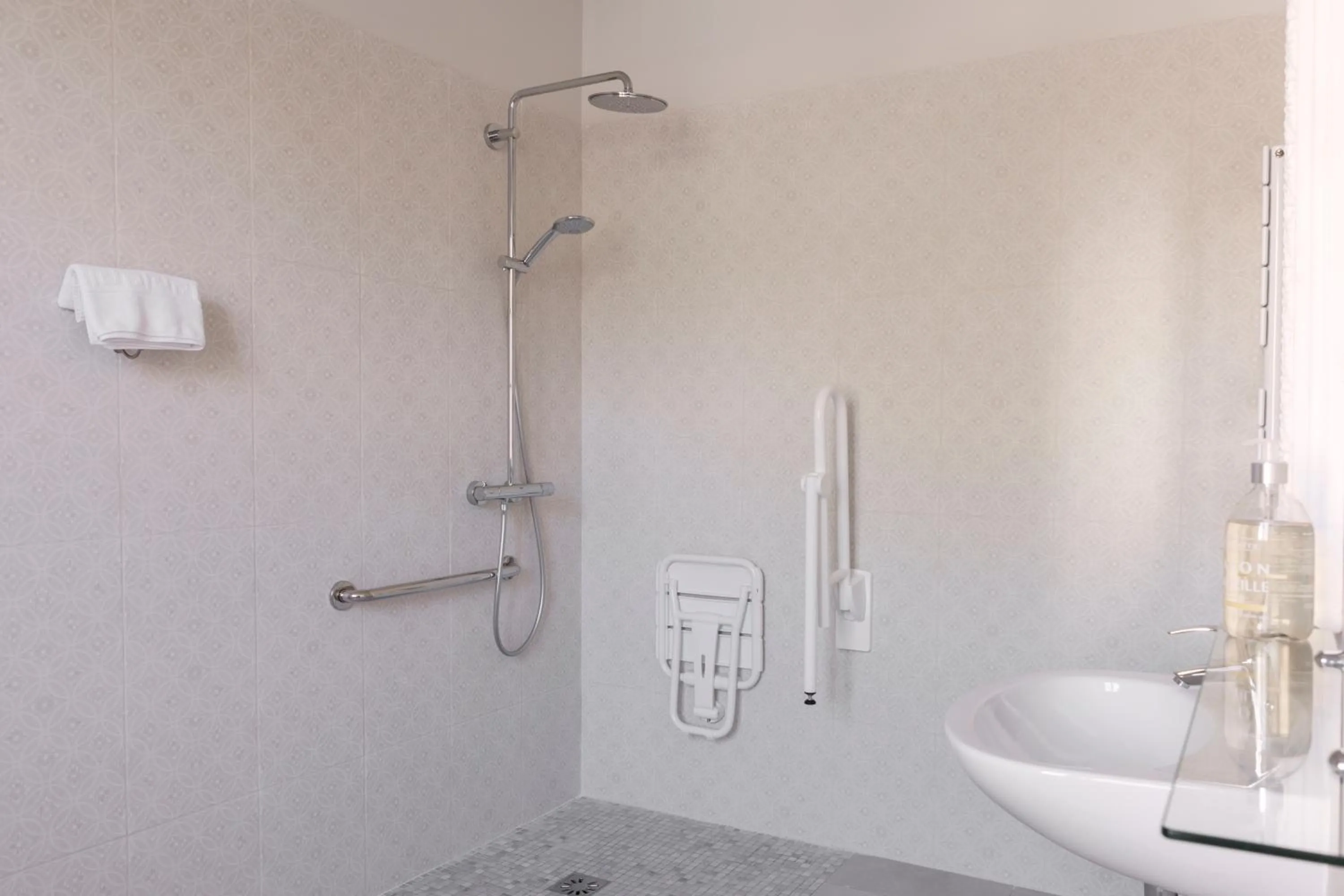 Bathroom in Chez Jules et Léonie