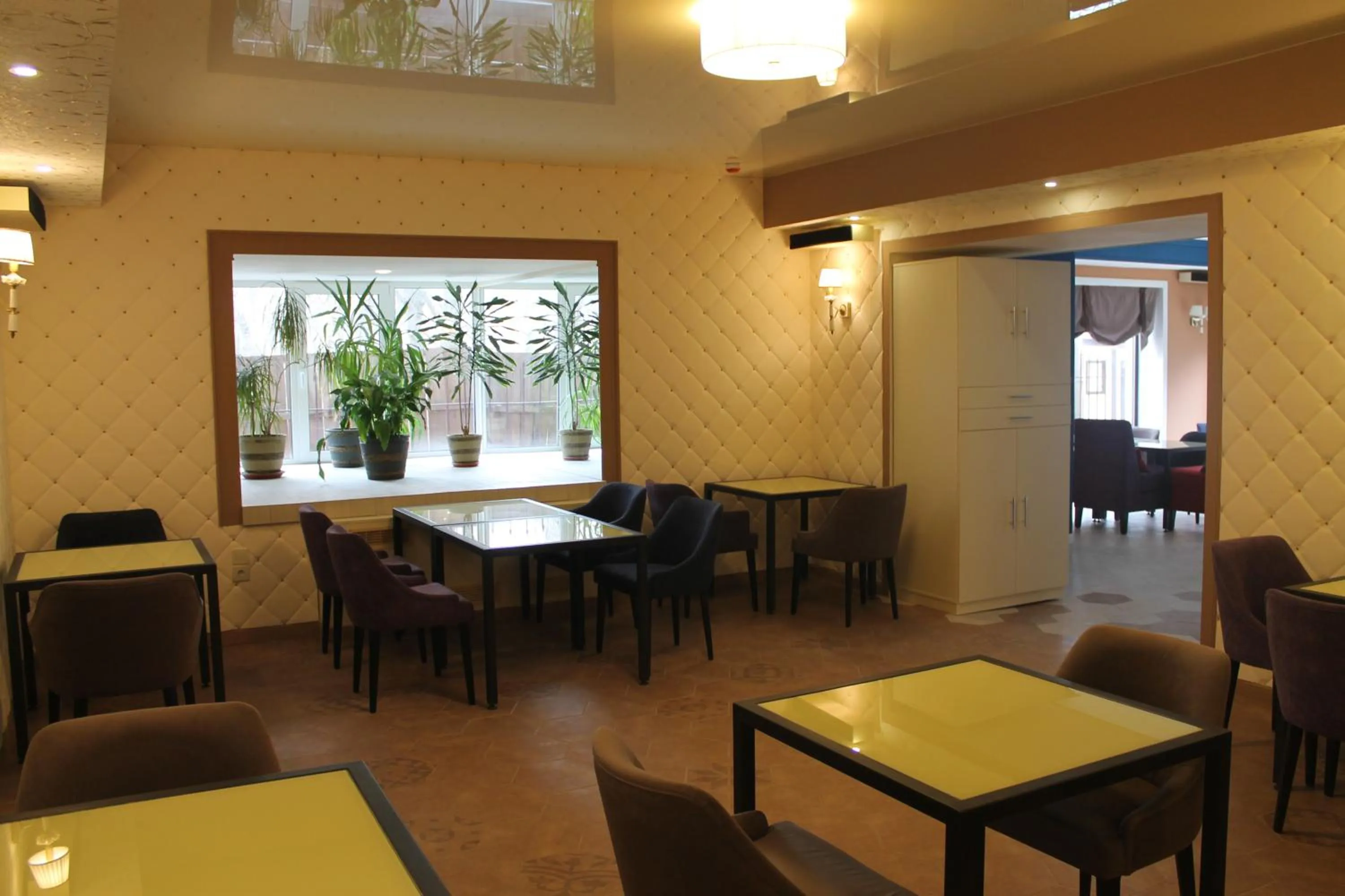 Restaurant/places to eat in Non-stop hotel