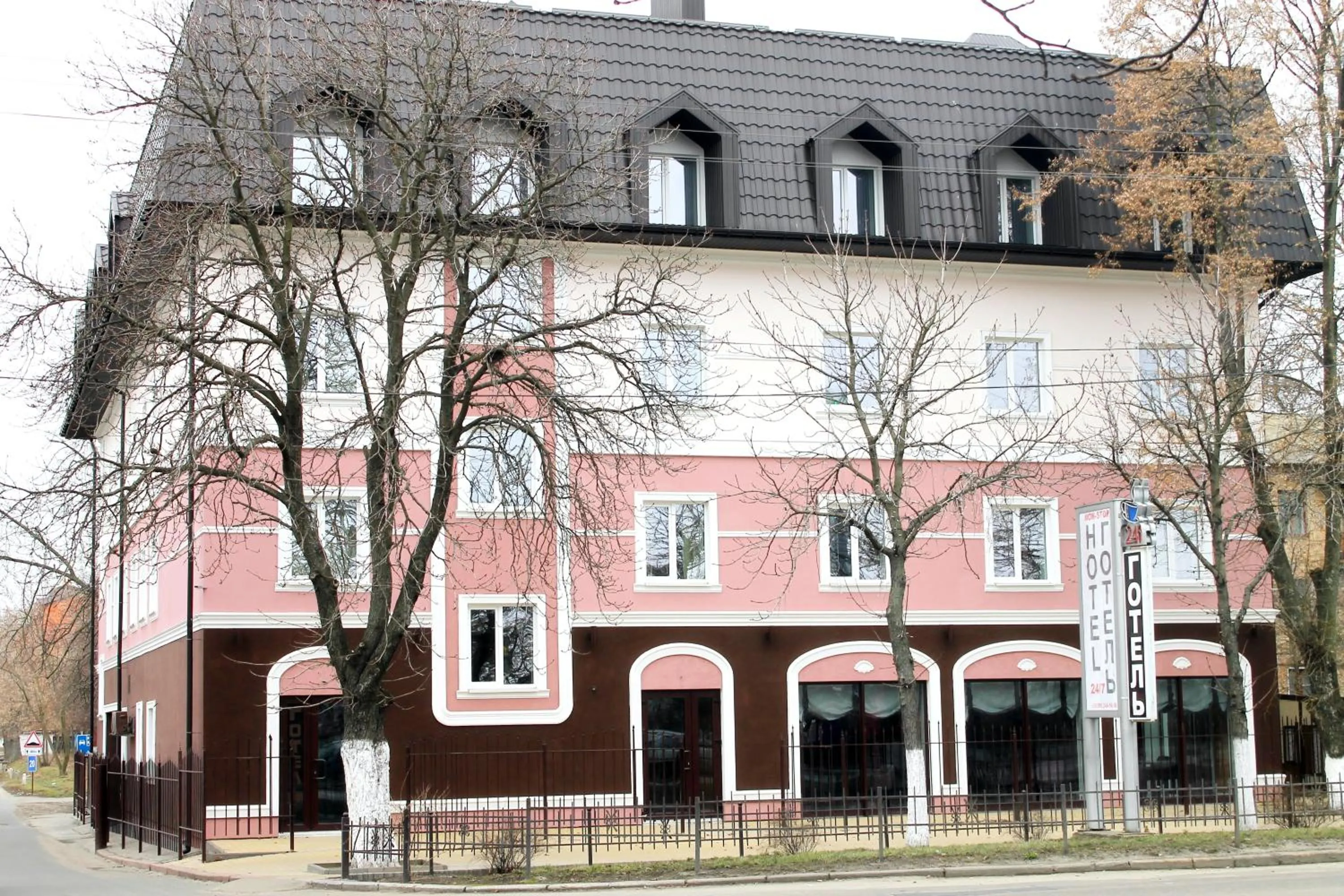 Facade/entrance in Non-stop hotel