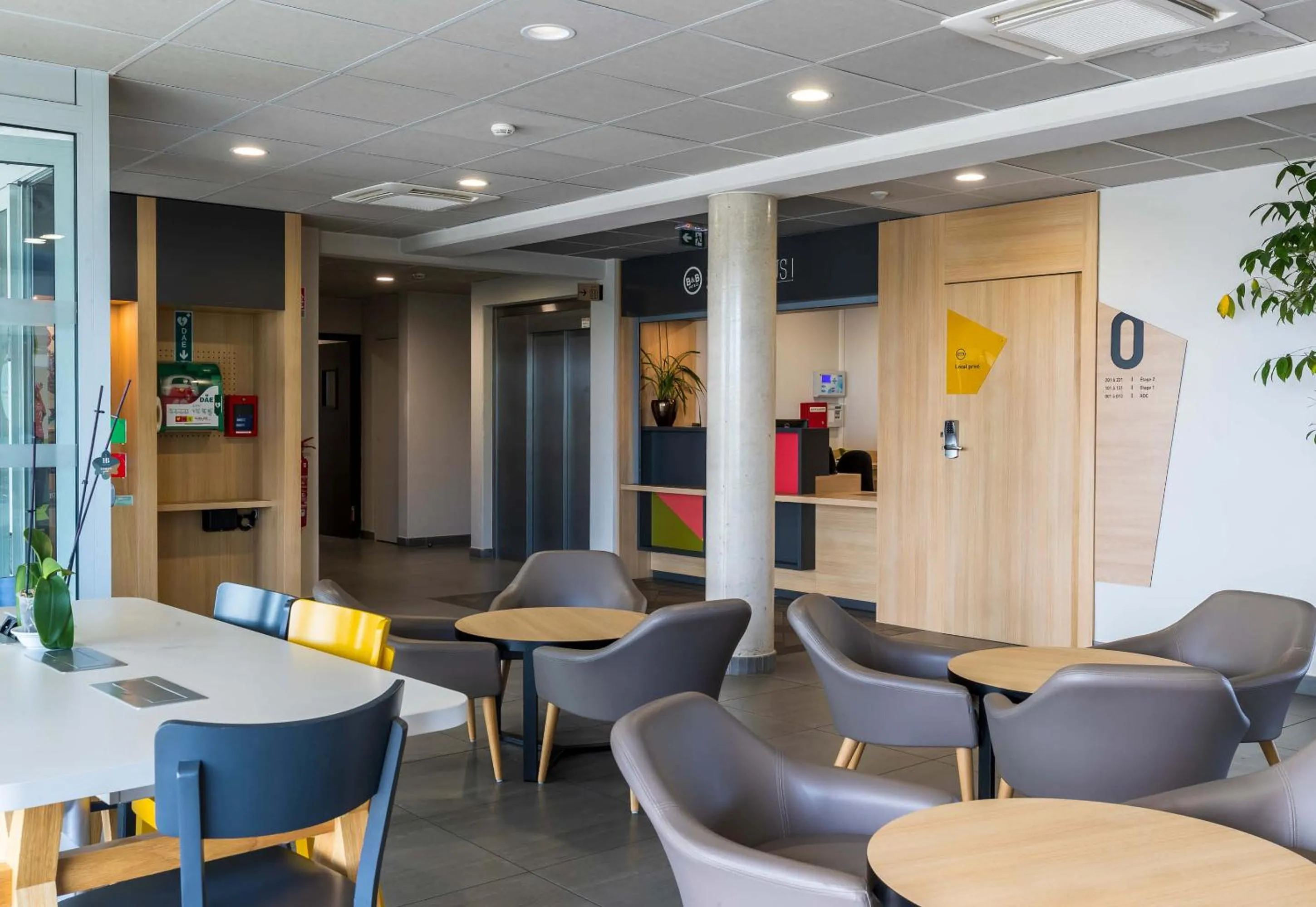 Seating area in B&B HOTEL Montargis-Amilly