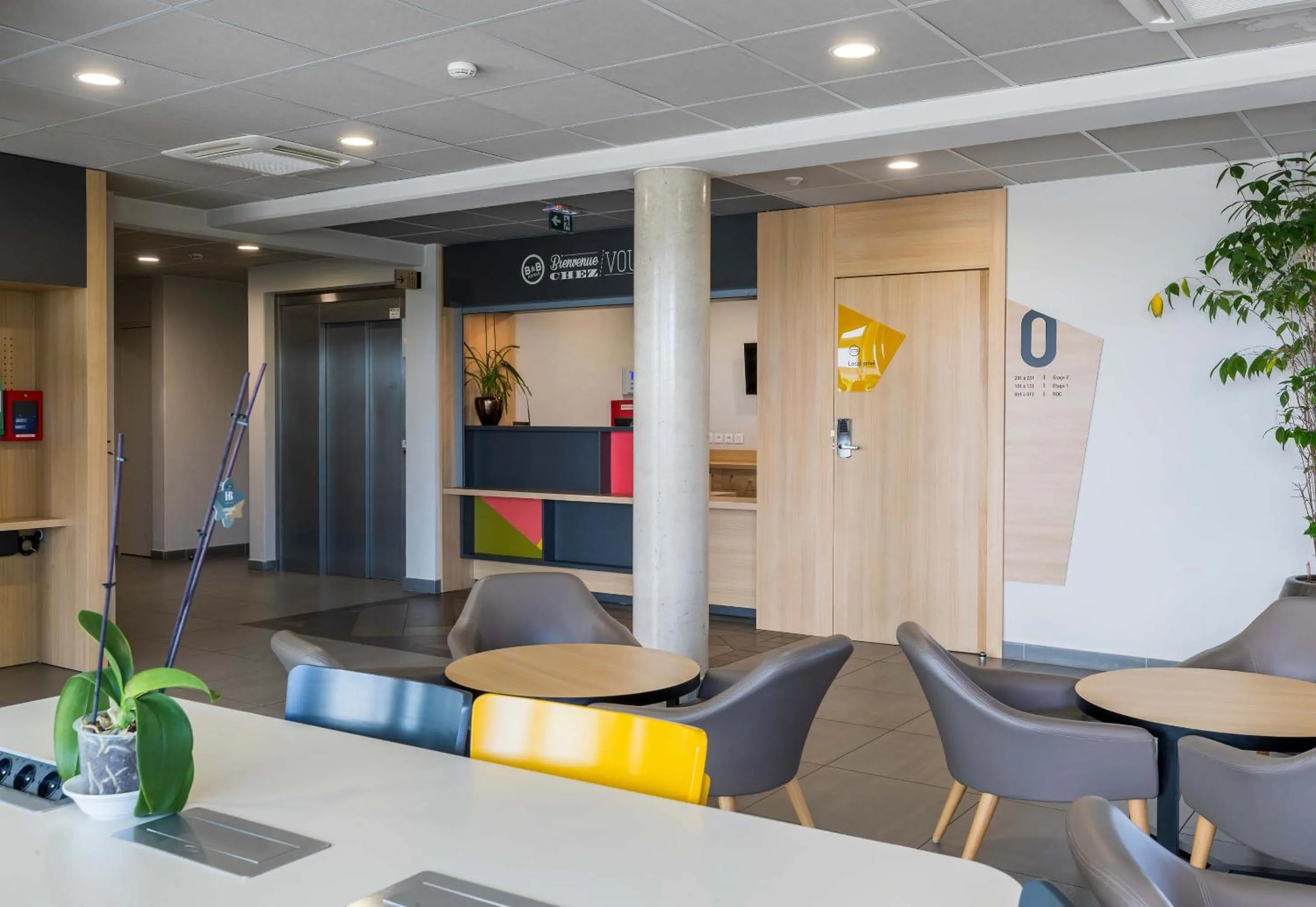 Lobby or reception in B&B HOTEL Montargis-Amilly