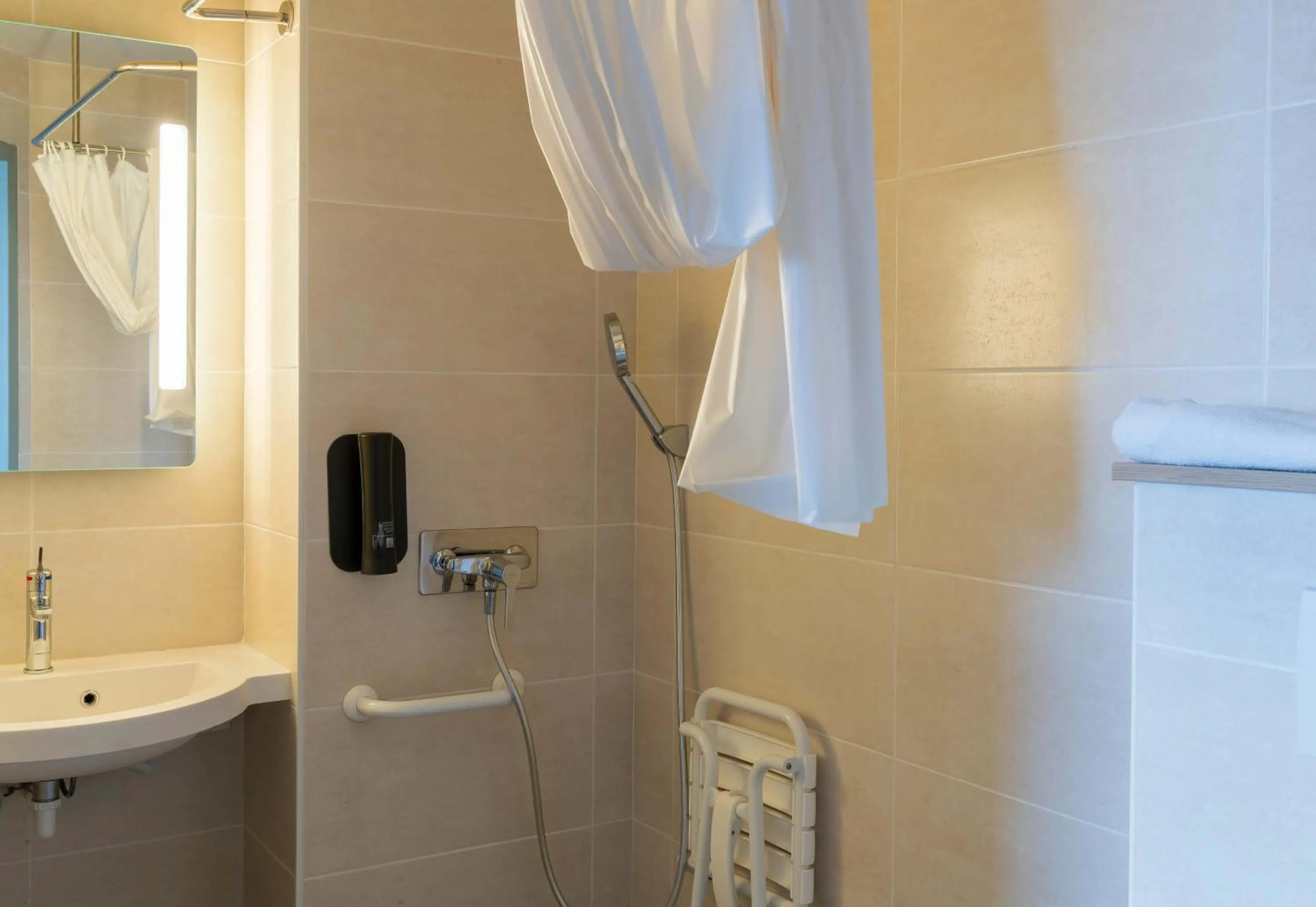 Bathroom in B&B HOTEL Montargis-Amilly