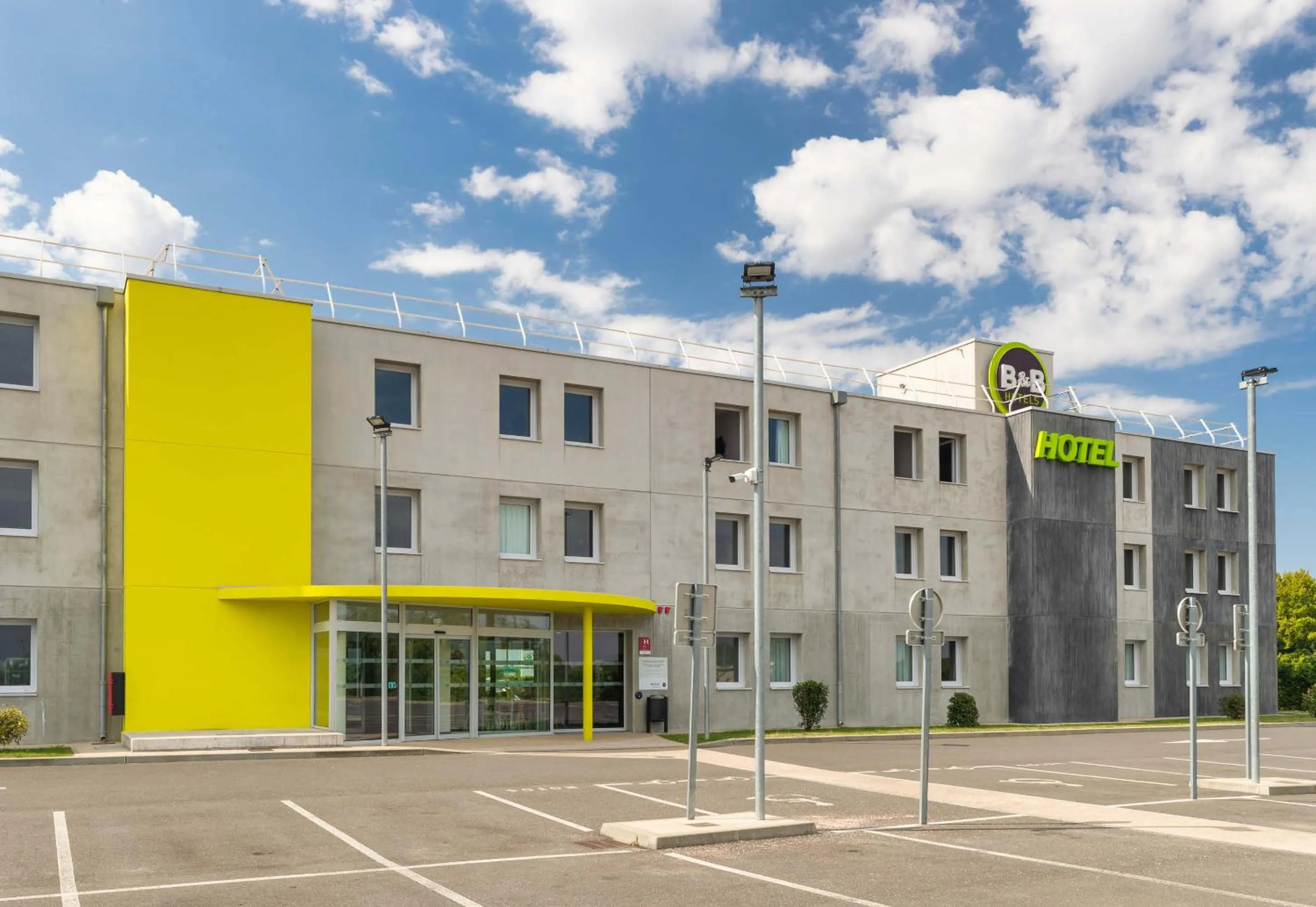 Property building in B&B HOTEL Montargis-Amilly
