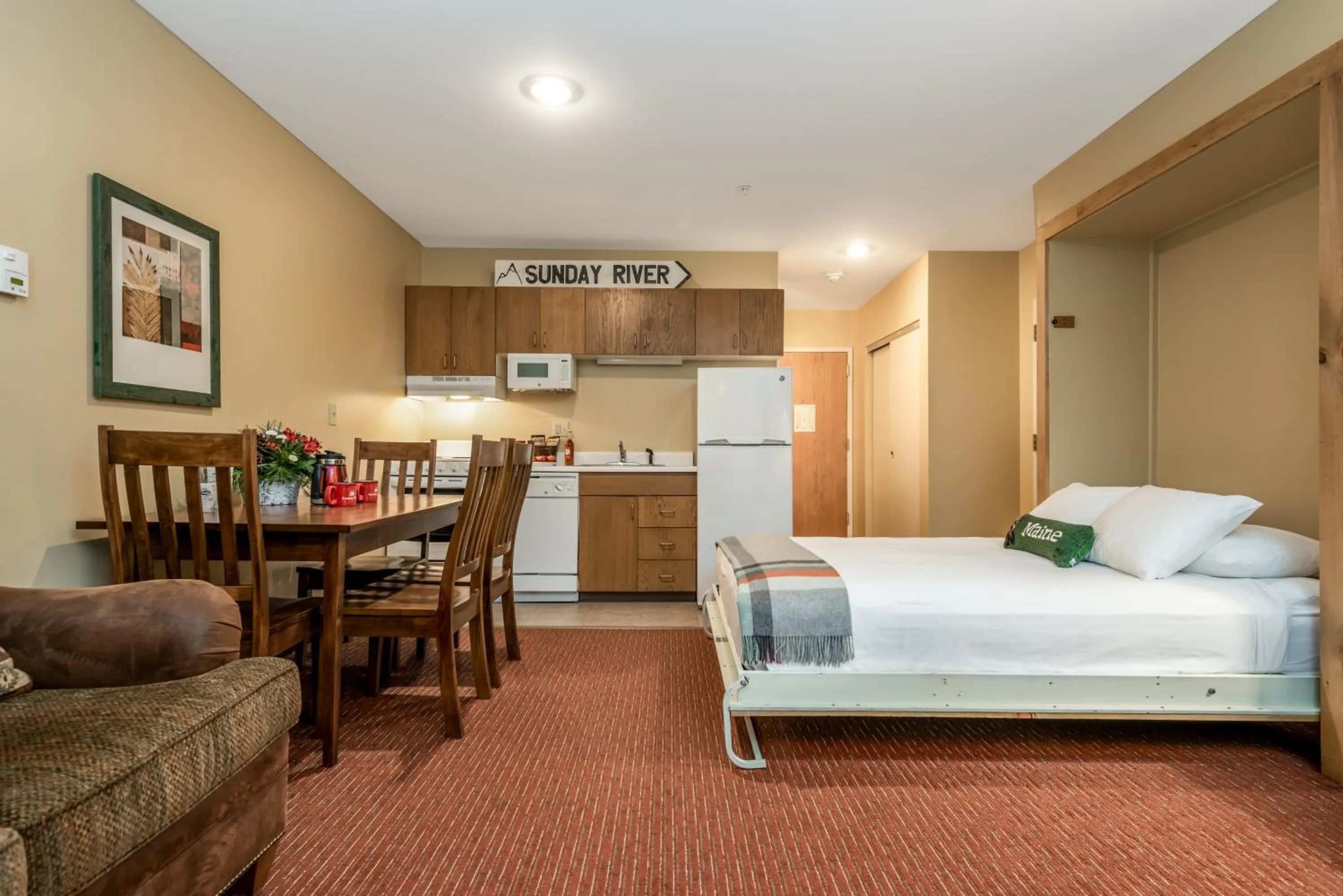 Kitchen or kitchenette, Bed in Grand Summit Hotel