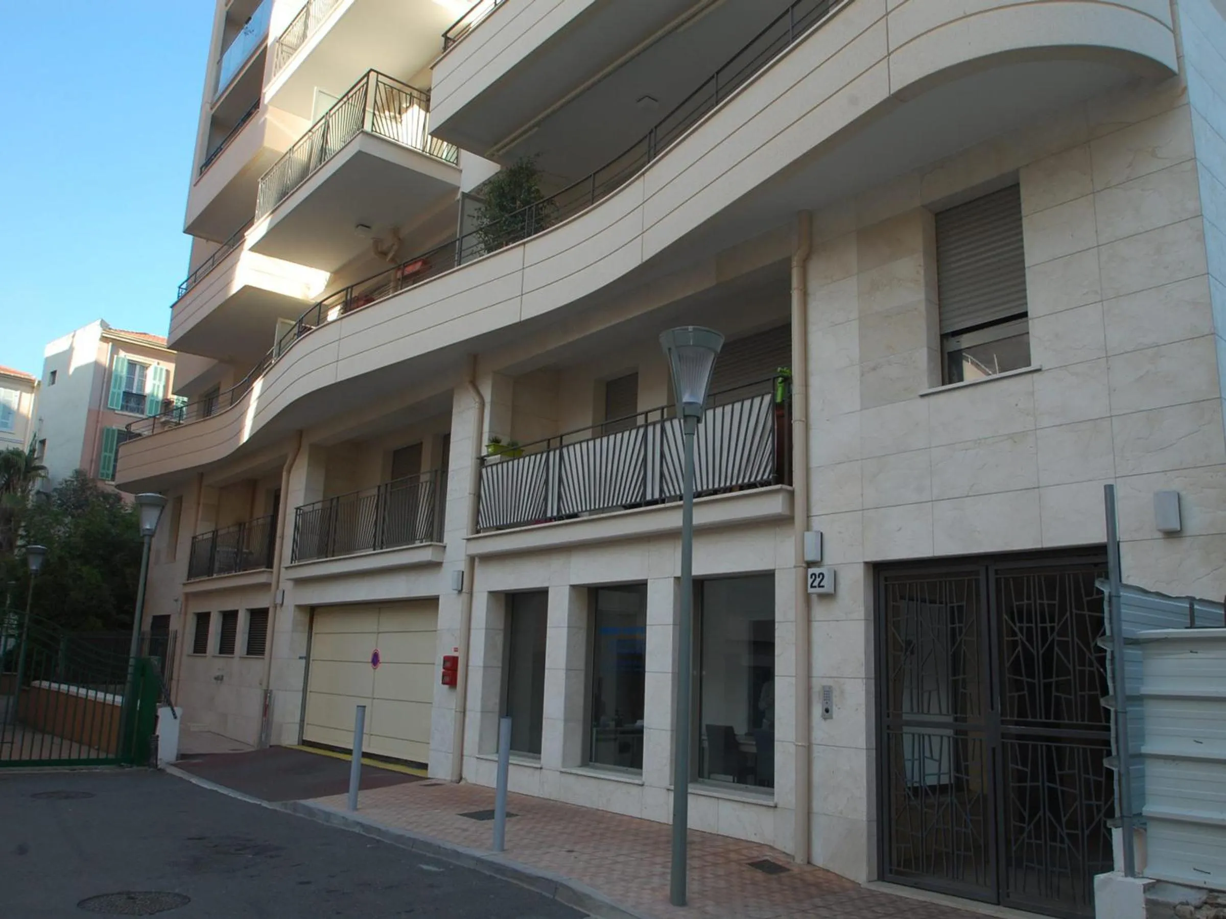 Charmant 2P moderne avec terrasse, parking privé, en plein centre de Menton, à 2 pas de la mer - FR-1-196-200