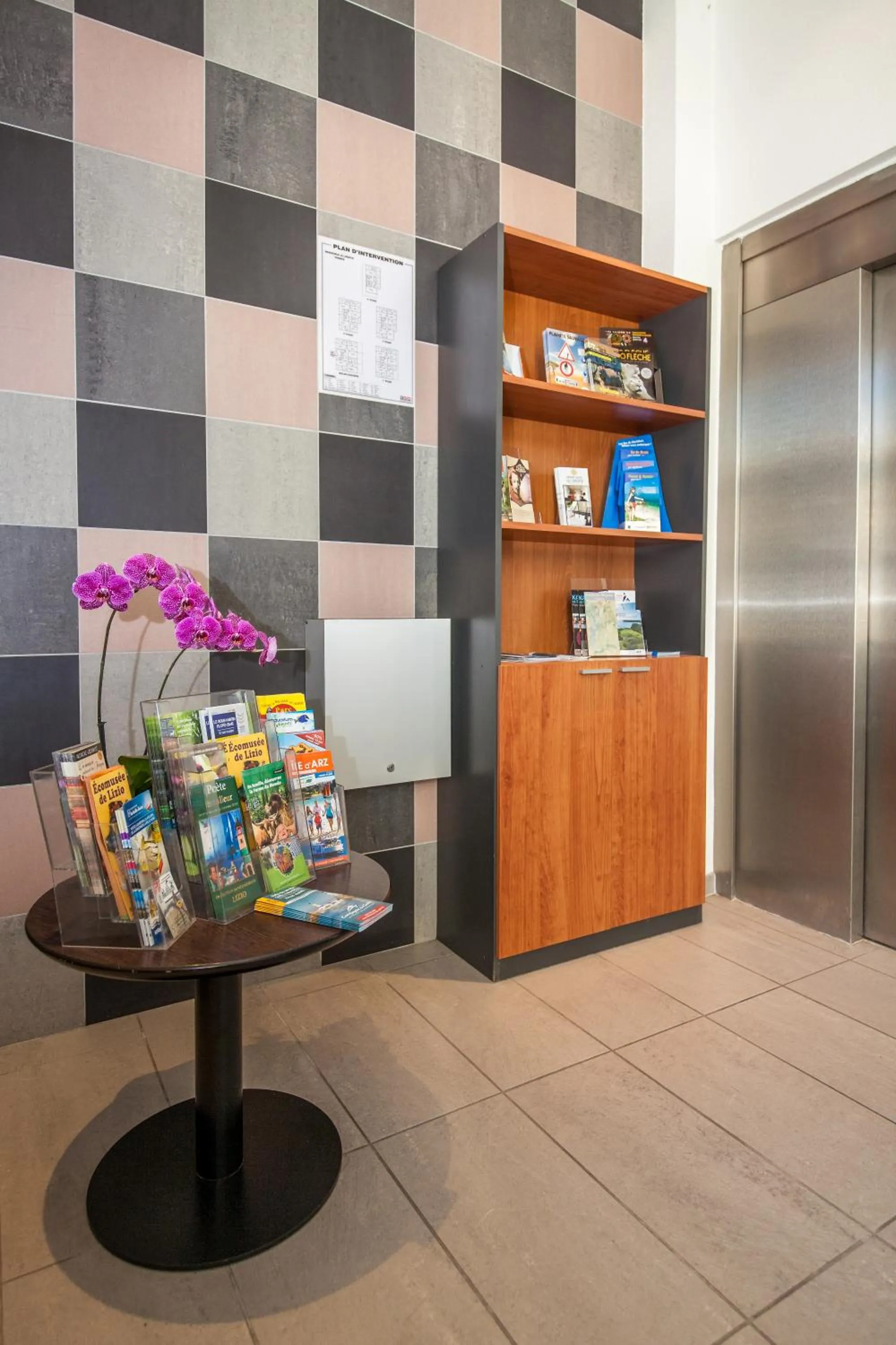 Lobby or reception in Appart Hôtel Le Liberté Vannes Centre-Ville