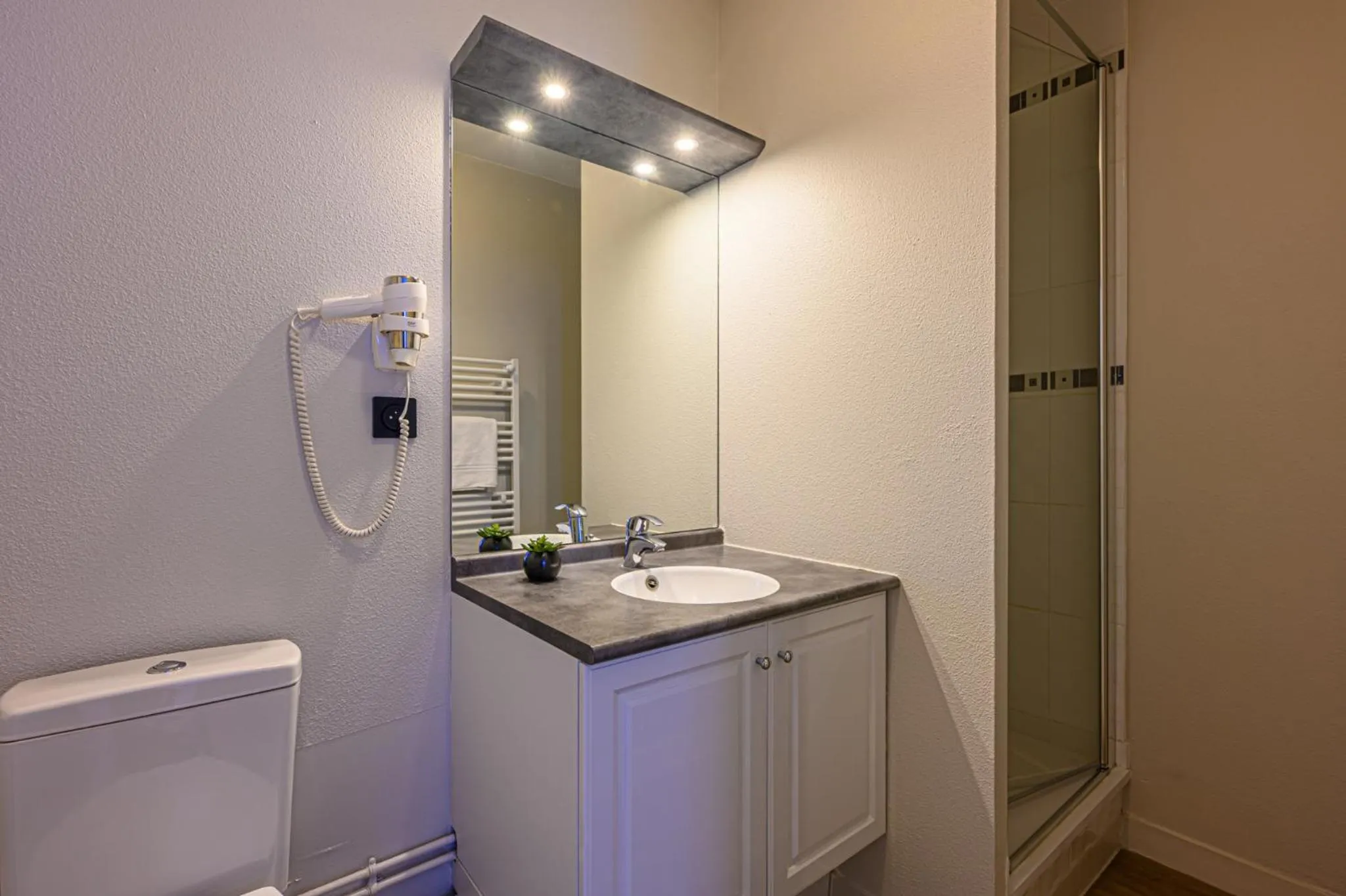 Bathroom in Appart Hôtel Le Liberté Vannes Centre-Ville