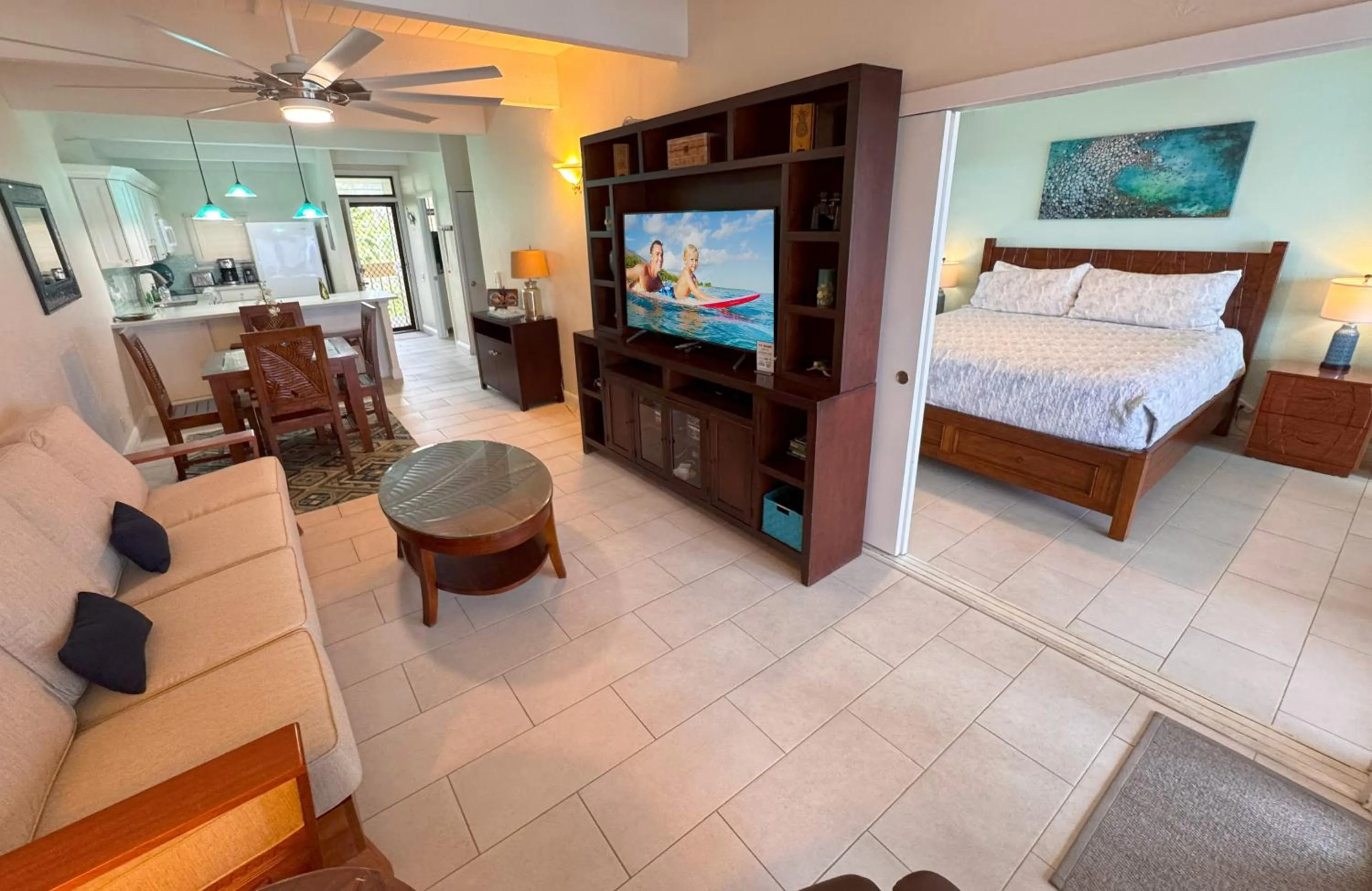TV and multimedia, Bed in Oceanfront Luxury Condo