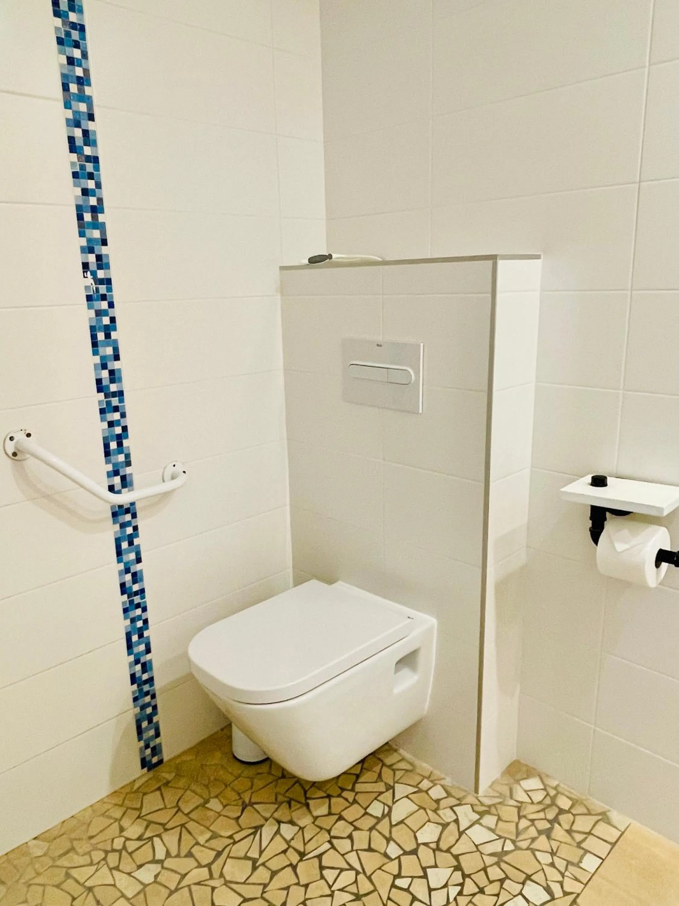 Toilet in Clos des Aigrettes -6 Gîtes de charme et confort à 30m du Port de La Cotinière