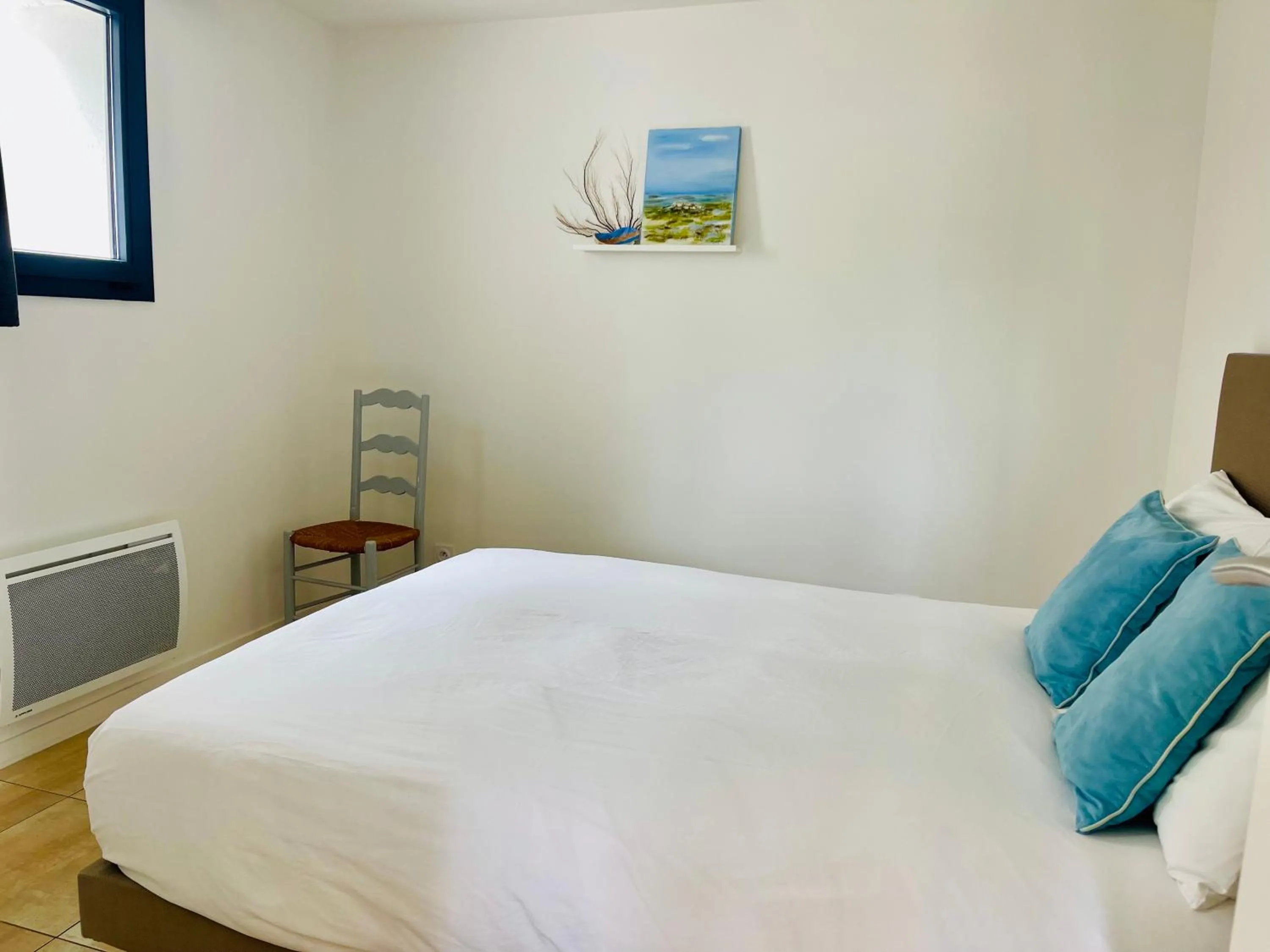 Bedroom, Bed in Clos des Aigrettes -6 Gîtes de charme et confort à 30m du Port de La Cotinière