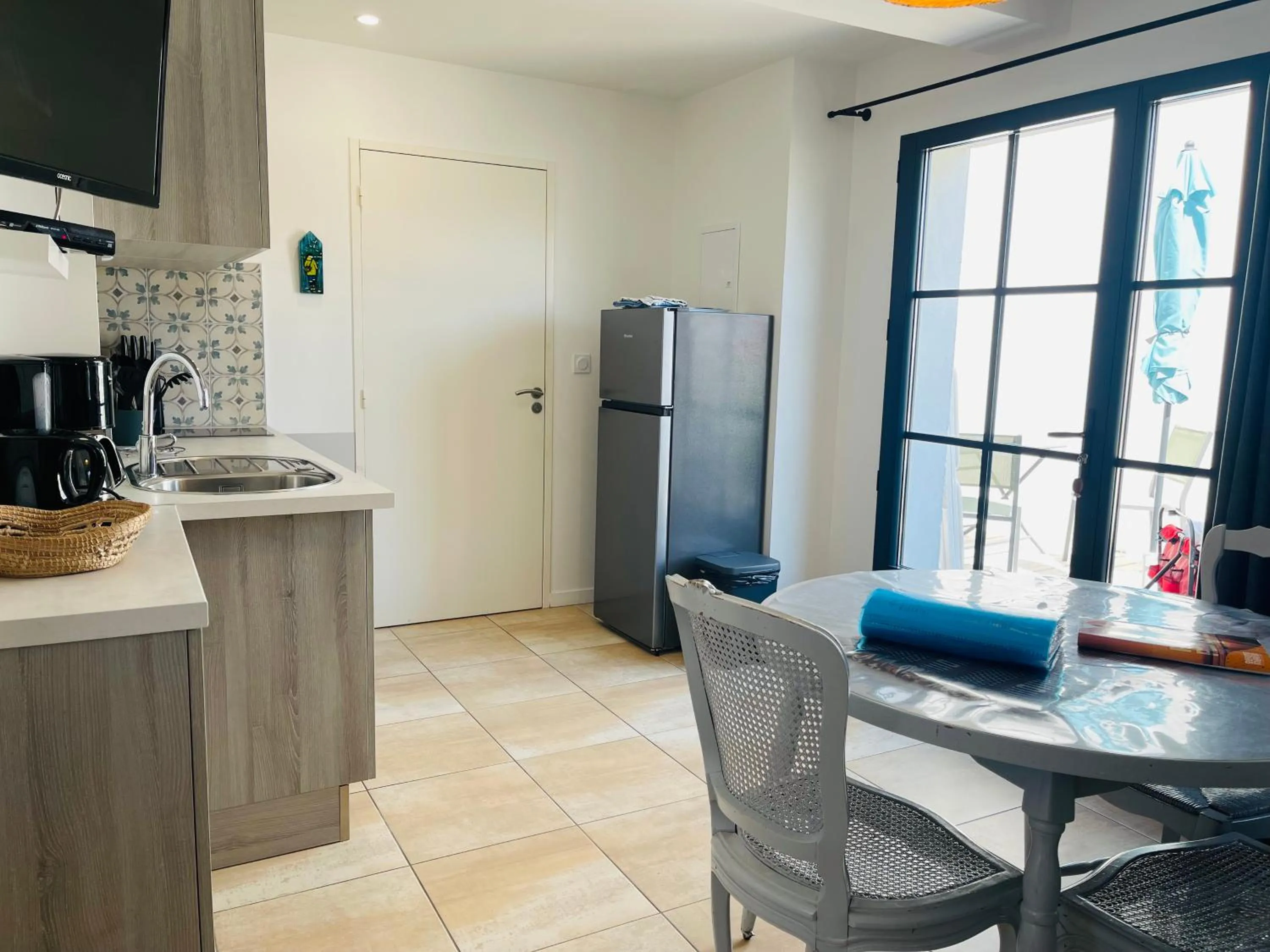 Kitchen or kitchenette in Clos des Aigrettes -6 Gîtes de charme et confort à 30m du Port de La Cotinière