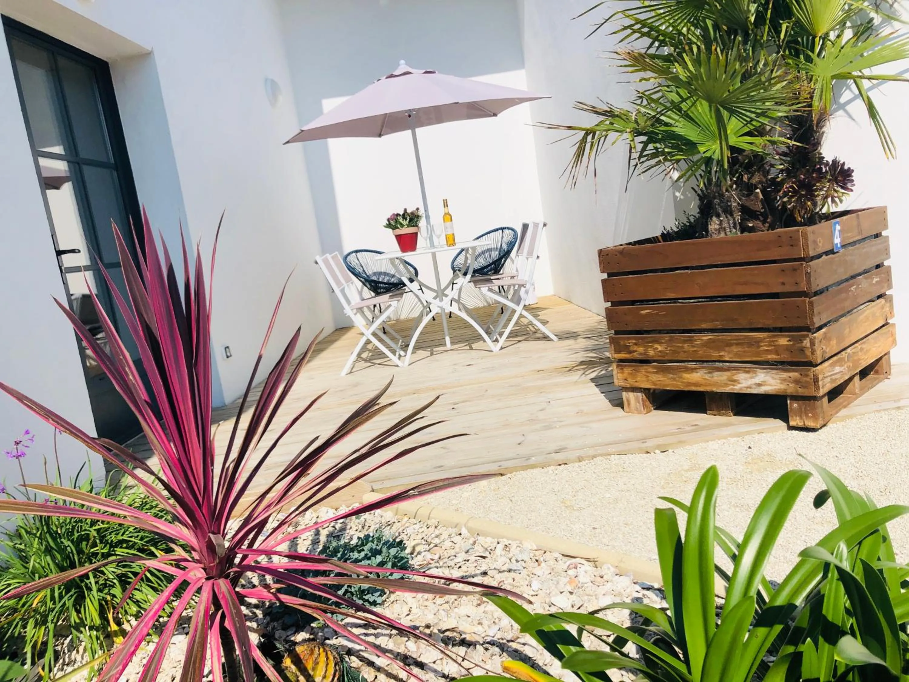 Patio in Clos des Aigrettes -6 Gîtes de charme et confort à 30m du Port de La Cotinière