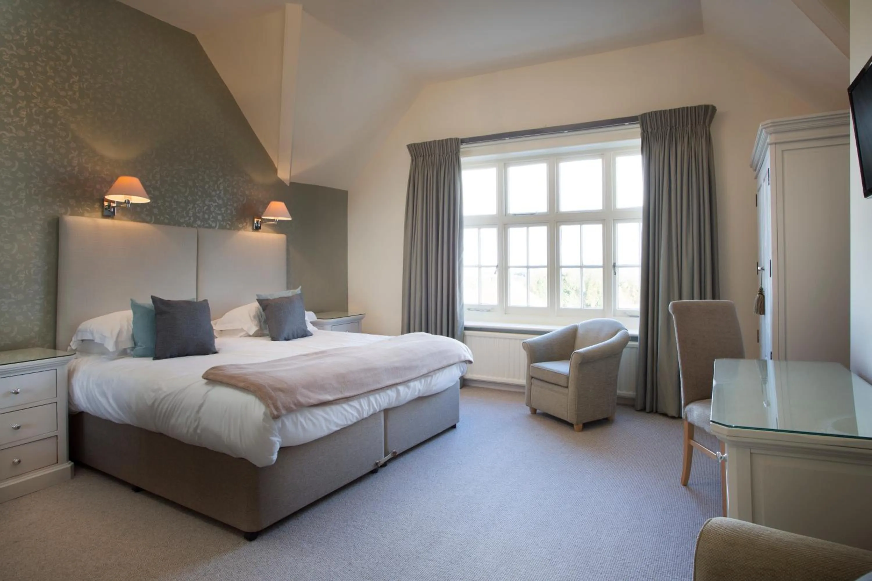 Photo of the whole room, Bed in The Bell Hotel