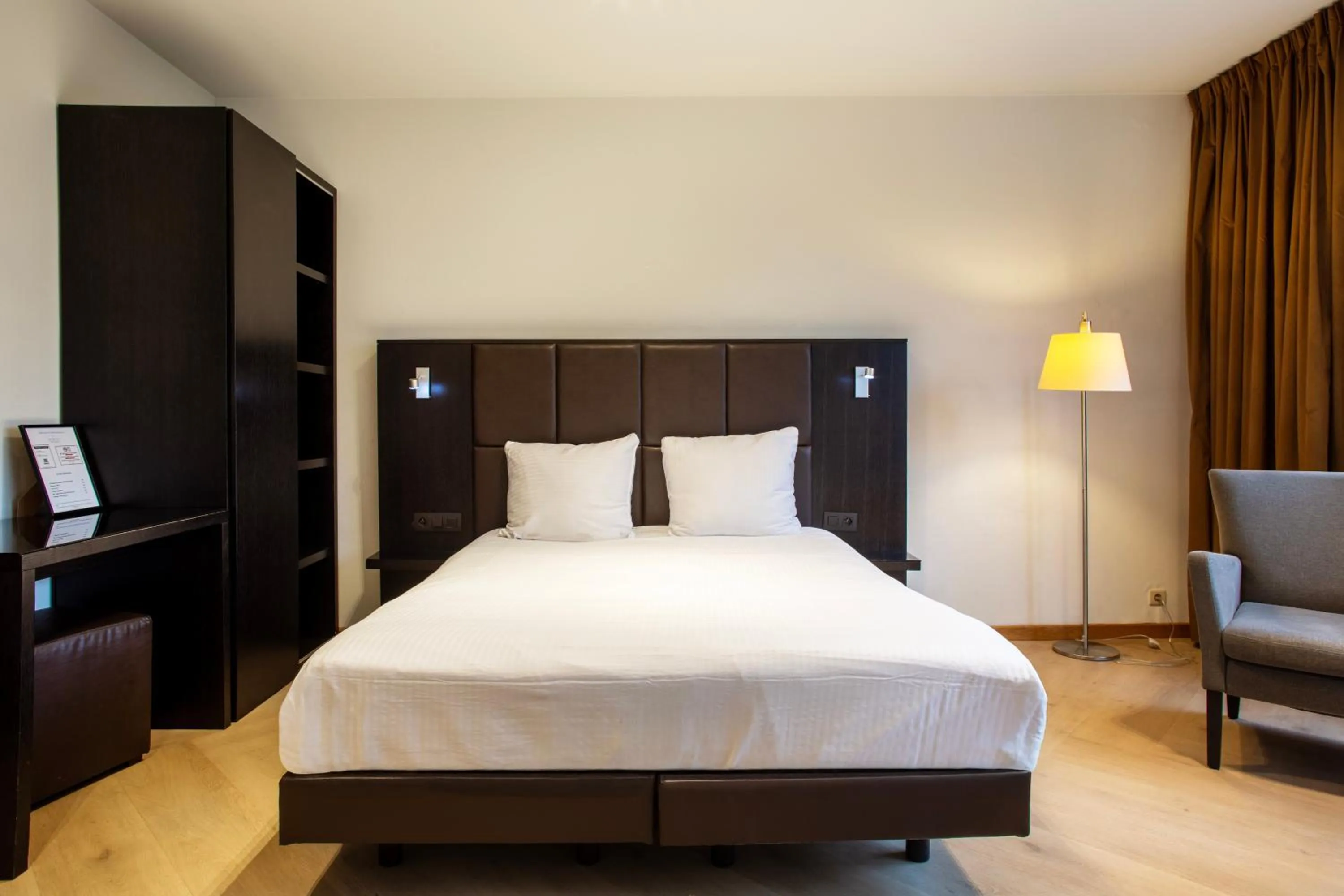 Bedroom, Bed in Diamant Suites Brussels EU