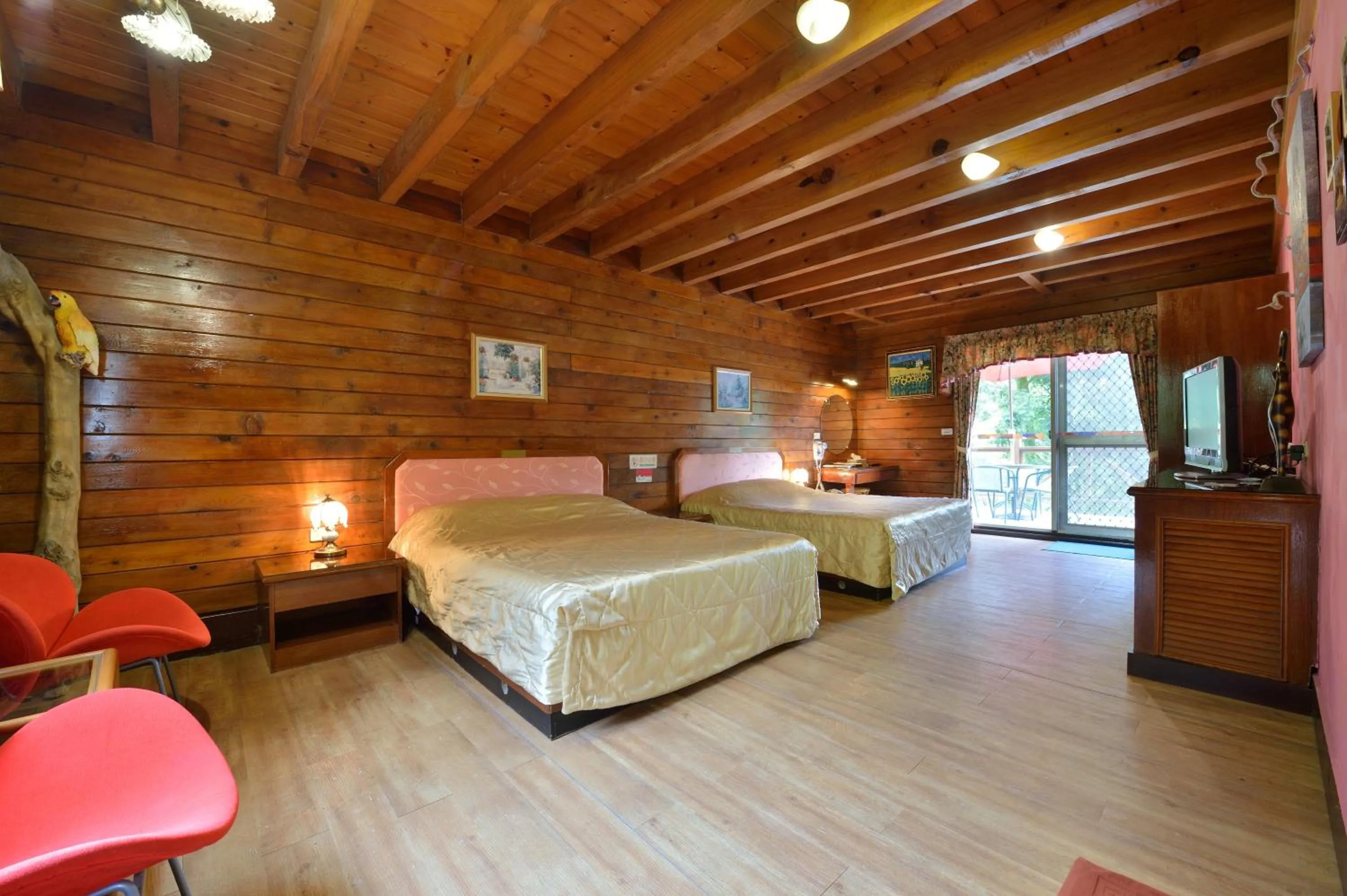 Bed in Shinmingshan Holiday Inn