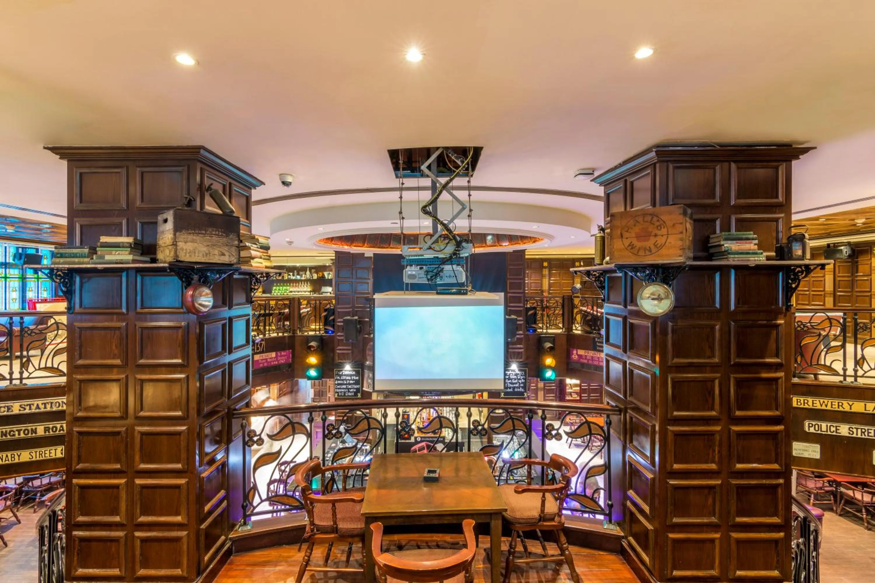 Restaurant/places to eat in Roda Al Murooj Residences