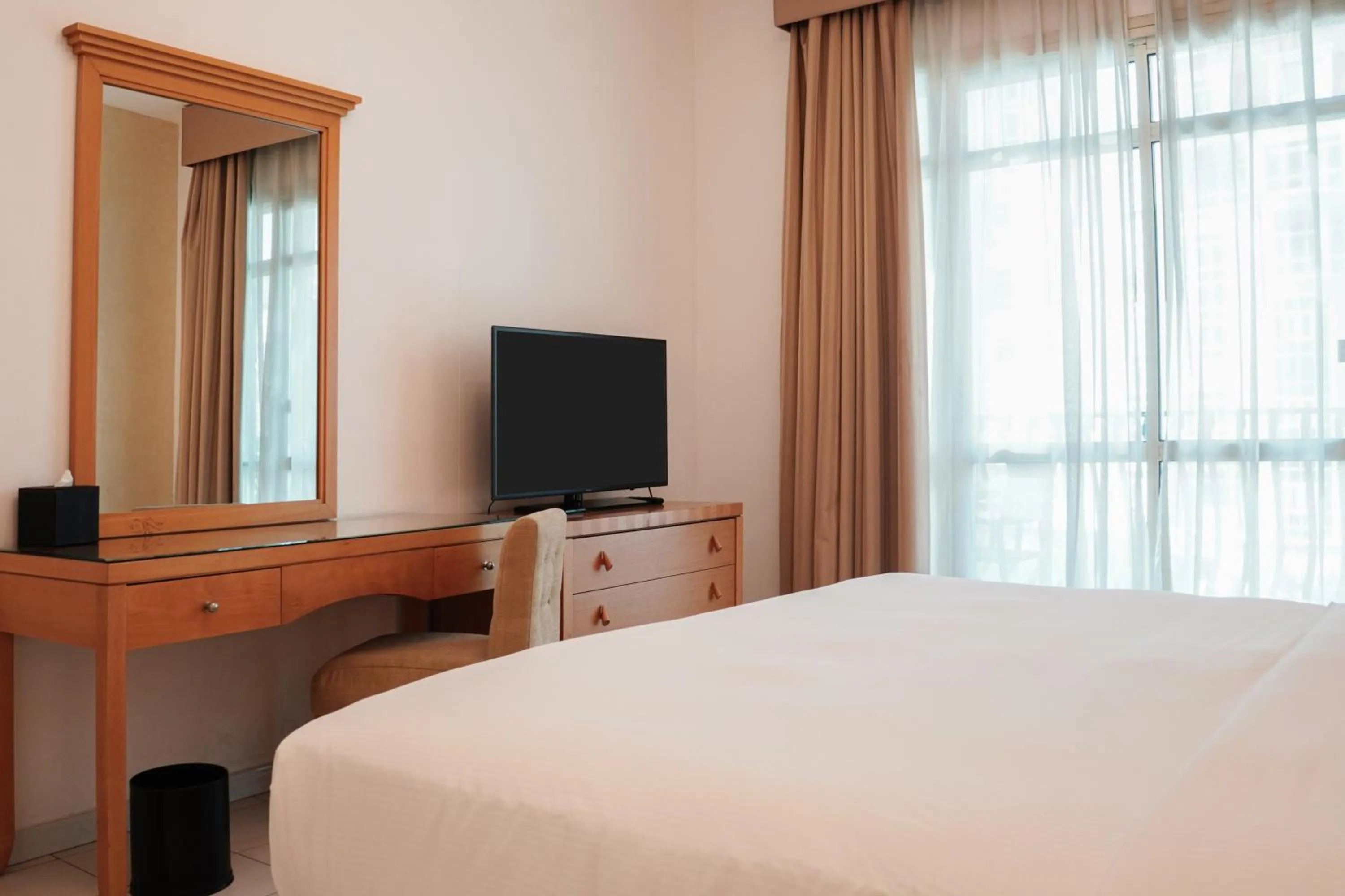 Seating area, Bed in Roda Al Murooj Residences