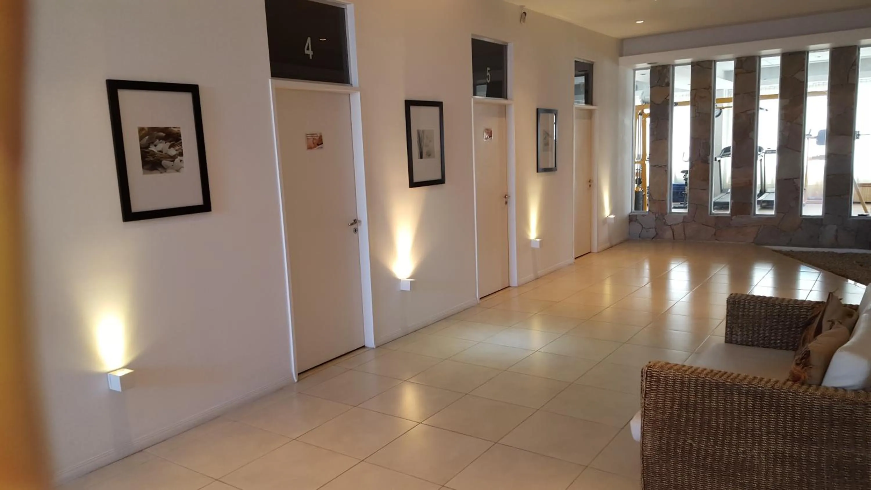 Seating area in Howard Johnson by Wyndham San Pedro