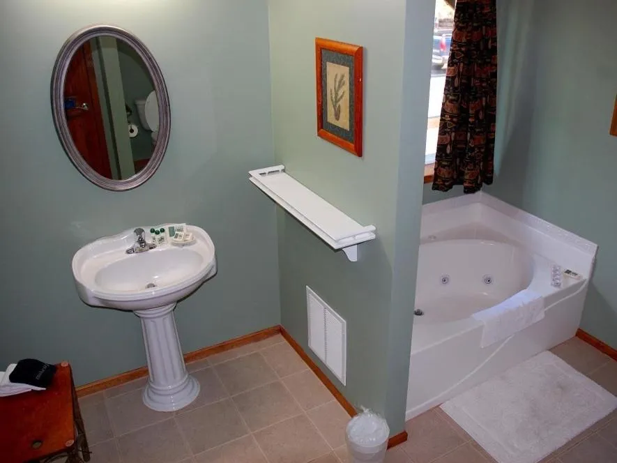Bathroom in Long Mountain Lodge Bed & Breakfast