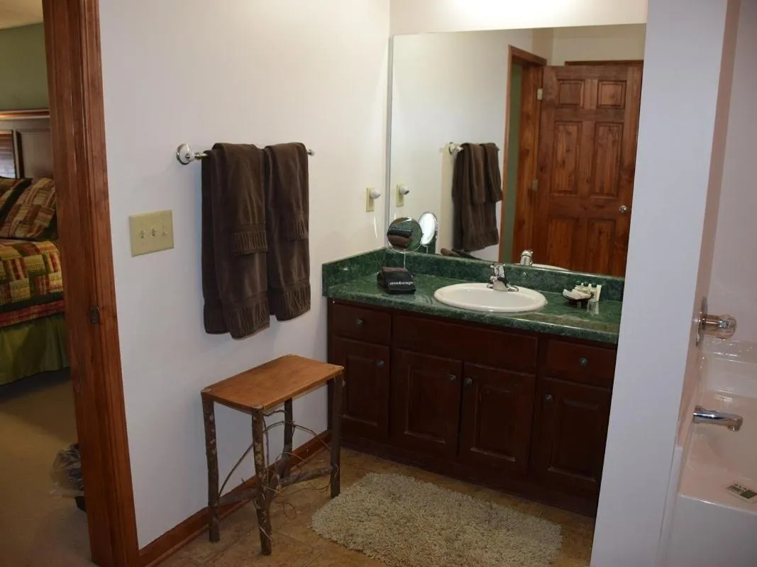 Bathroom in Long Mountain Lodge Bed & Breakfast