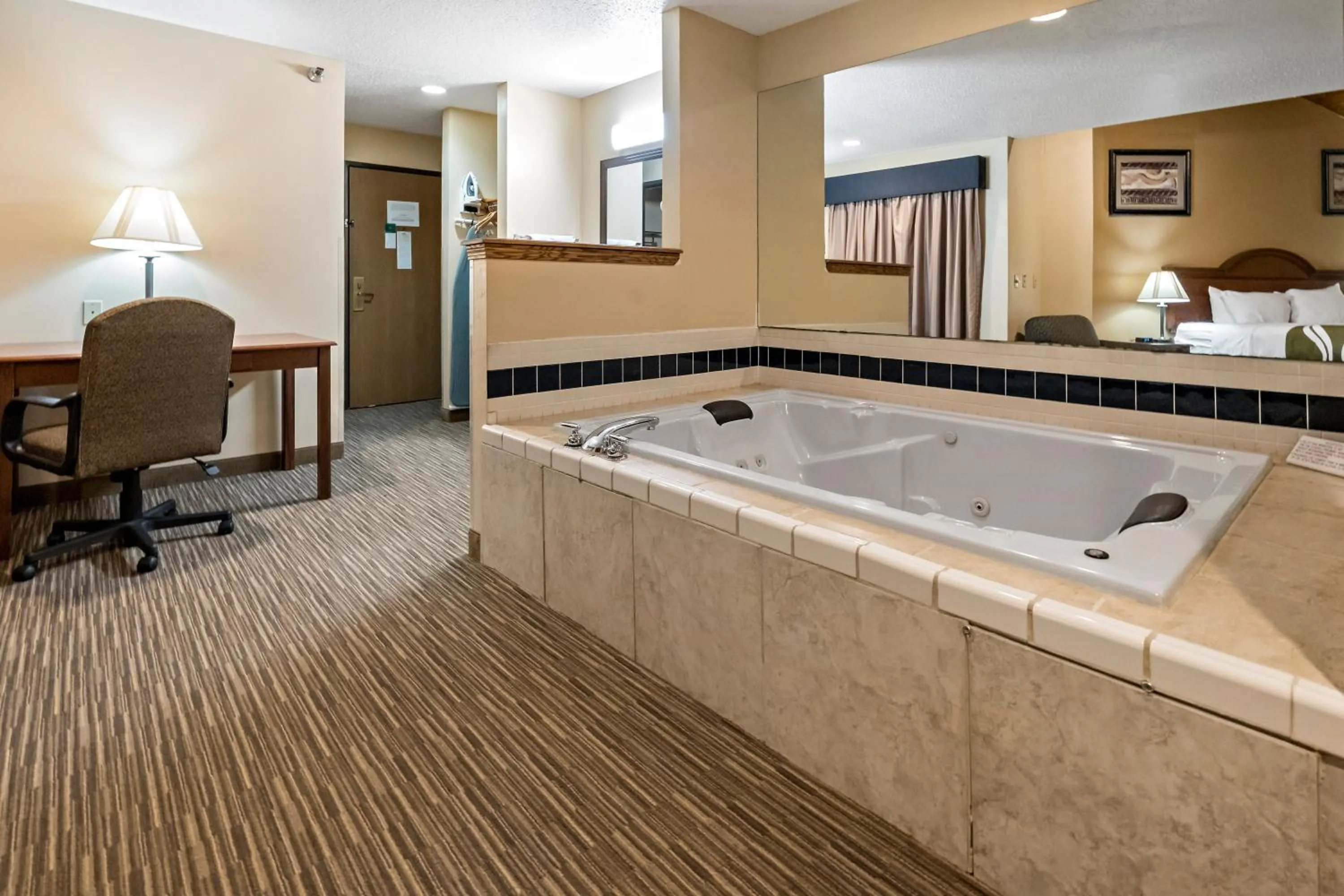 Hot Tub in Quality Inn - Storm Lake