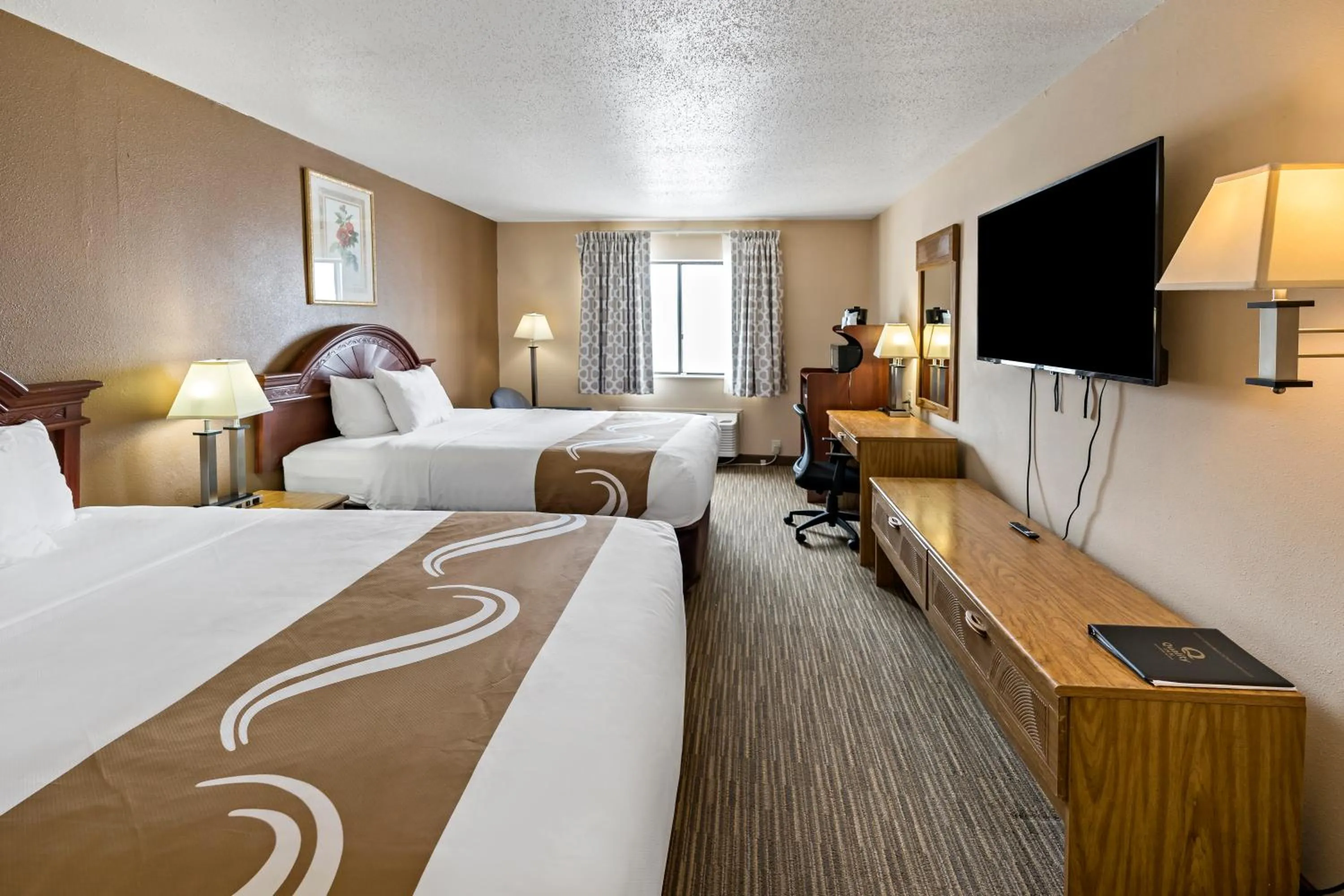 Bed in Quality Inn - Storm Lake