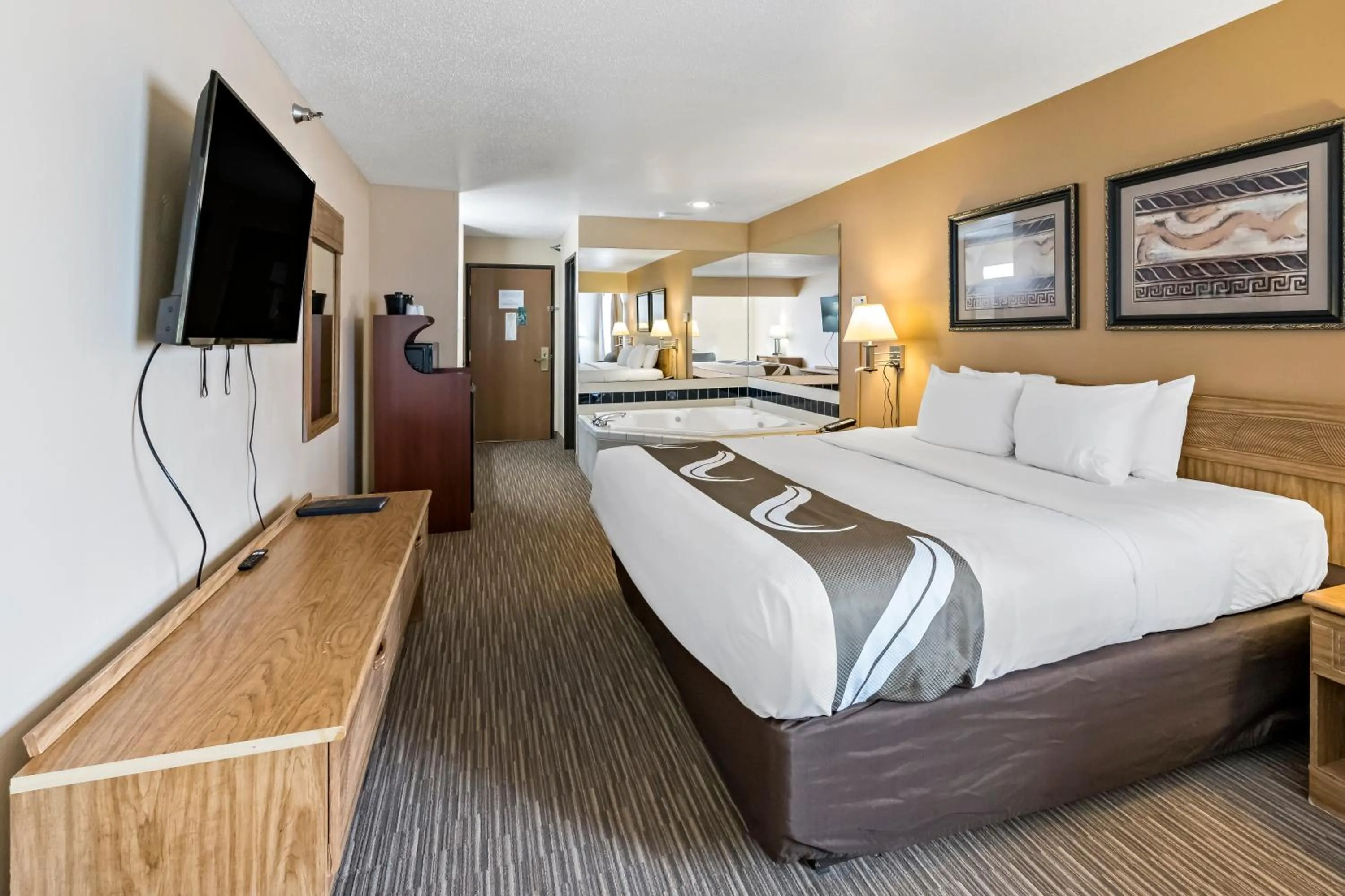 Bed in Quality Inn - Storm Lake