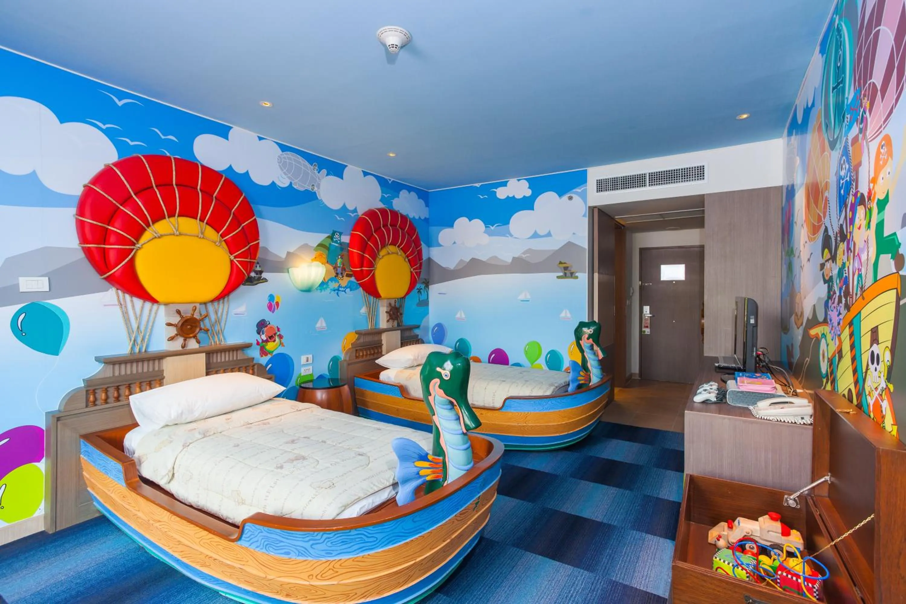 Photo of the whole room, Bed in Holiday Inn Resort Phuket by IHG