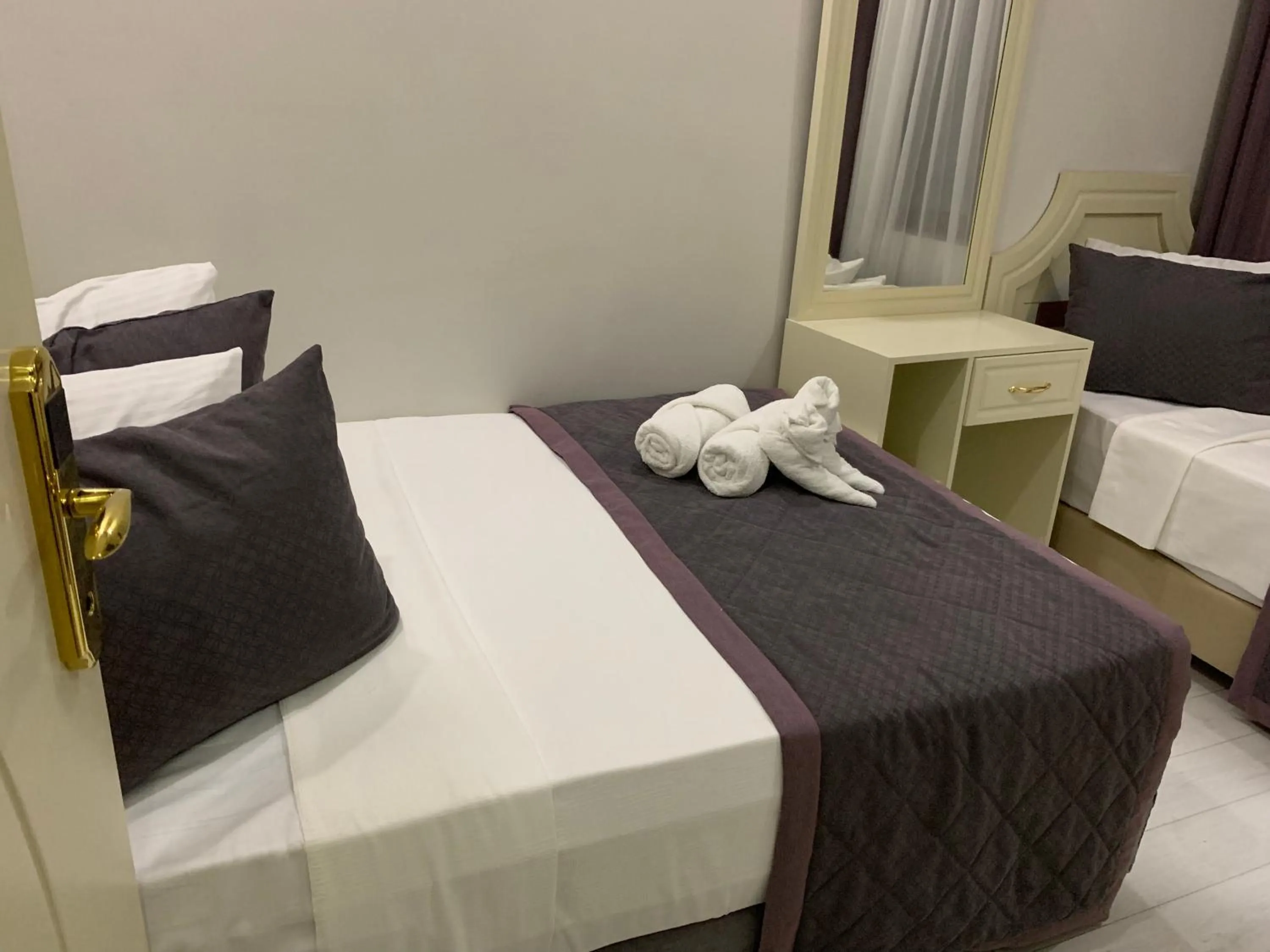 Photo of the whole room, Bed in taksim diamond hotel